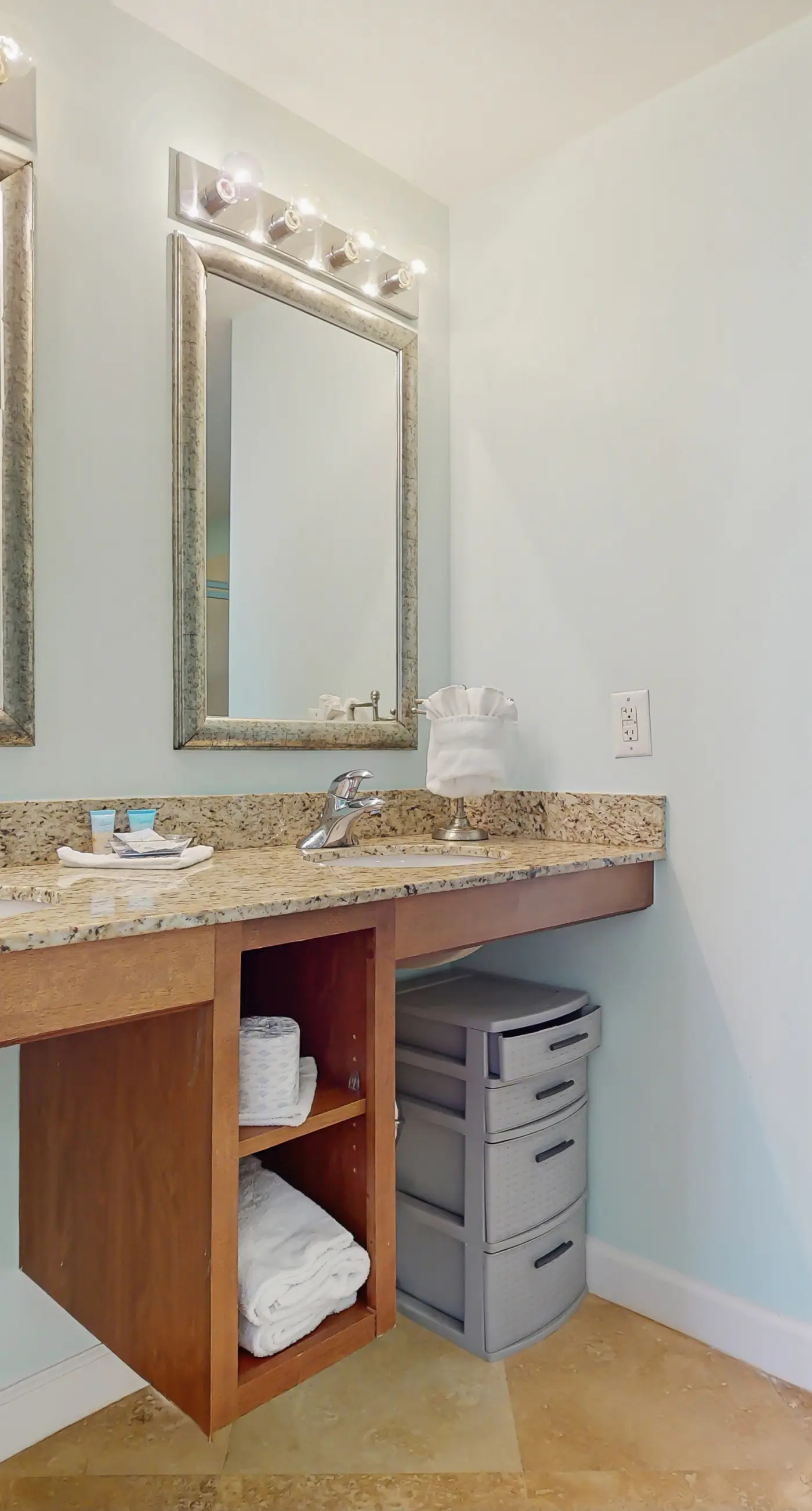 2BR Gulf & Beach-view with pool, hot tub, on-site dining, & private balcony