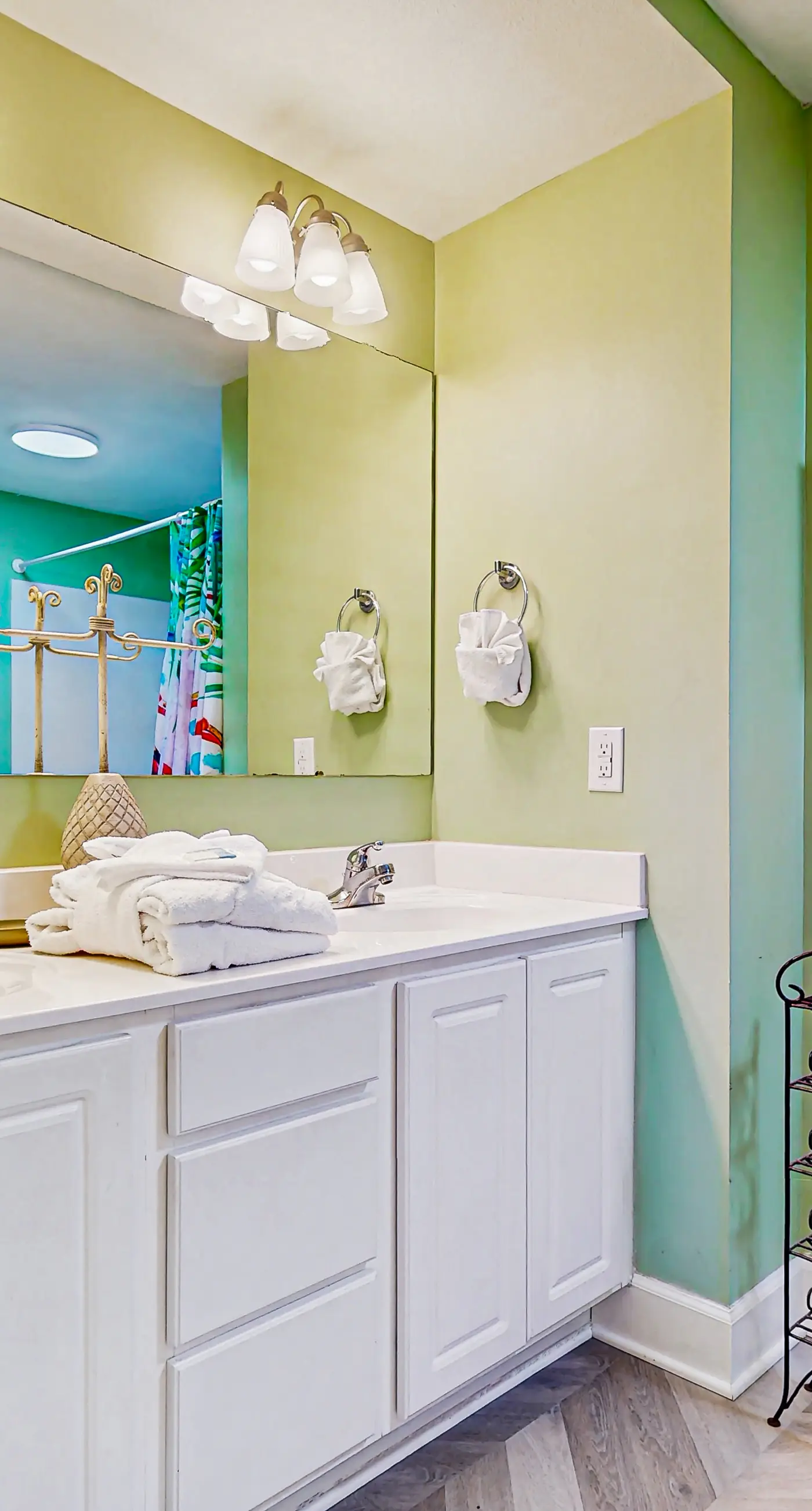 Sand-front condo with pool, hot tub, gym, scenic balcony, smart TVs, W/D, & AC