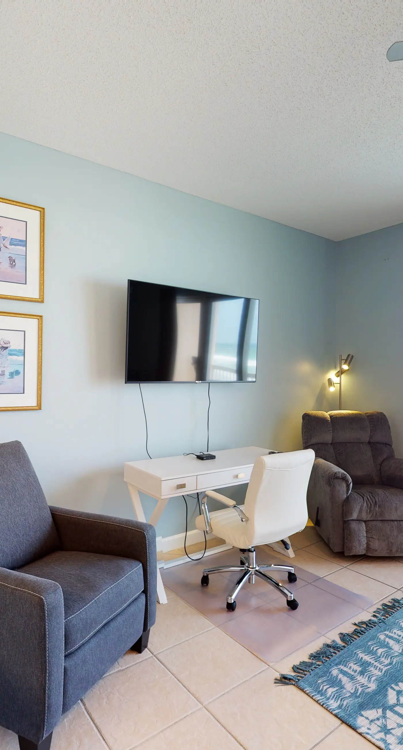 Stunning condo with Gulf view, balcony, hot tub, & pool