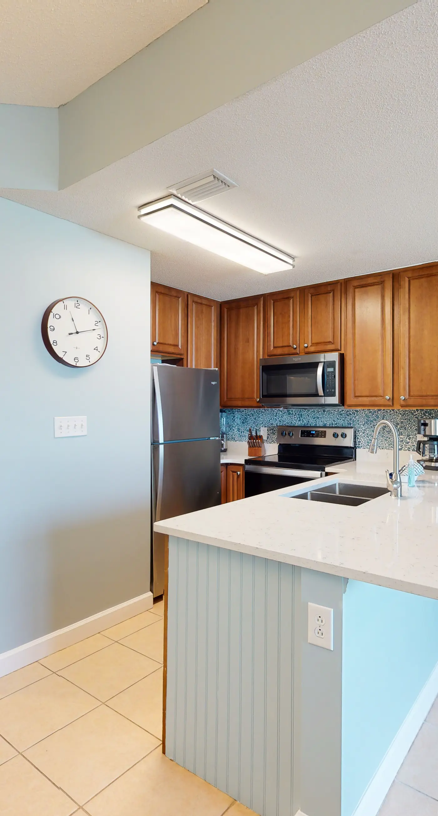 Stunning condo with Gulf view, balcony, hot tub, & pool