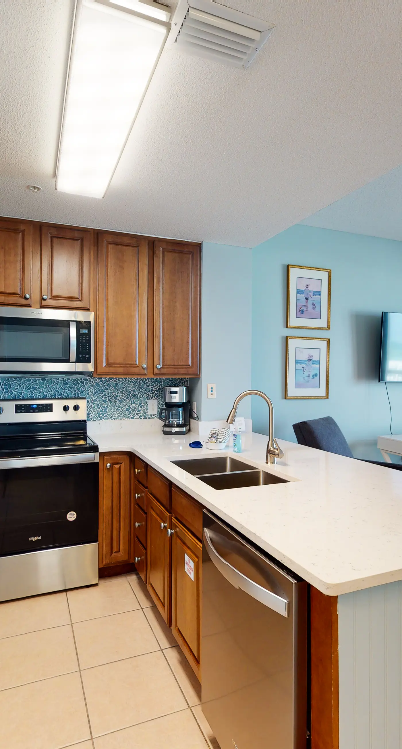 Stunning condo with Gulf view, balcony, hot tub, & pool