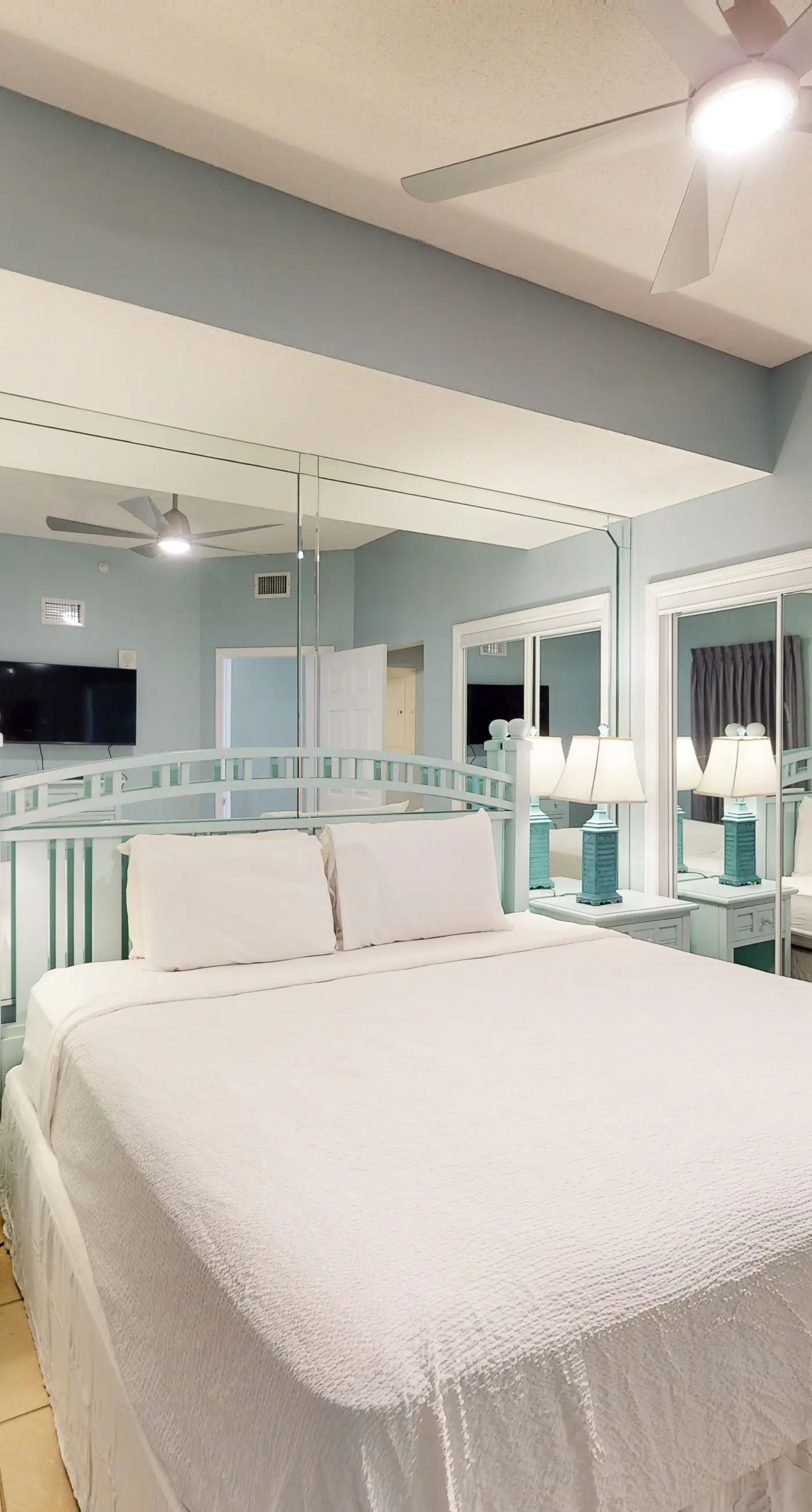 Stunning condo with Gulf view, balcony, hot tub, & pool