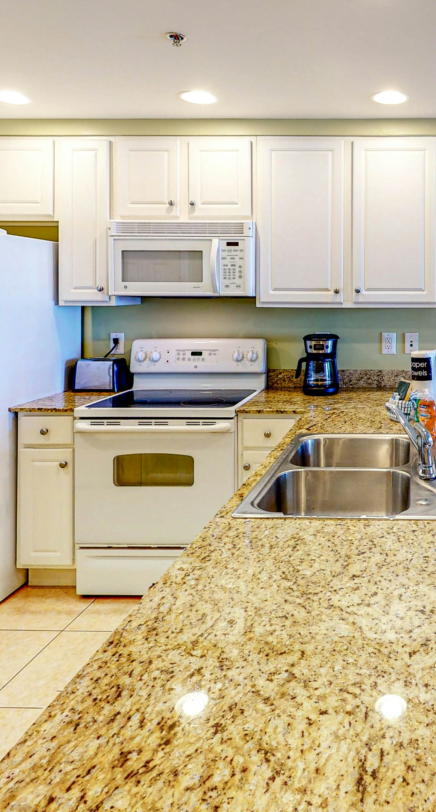 14th-Floor Gulf front condo with beach views, hot tub/pools/gym