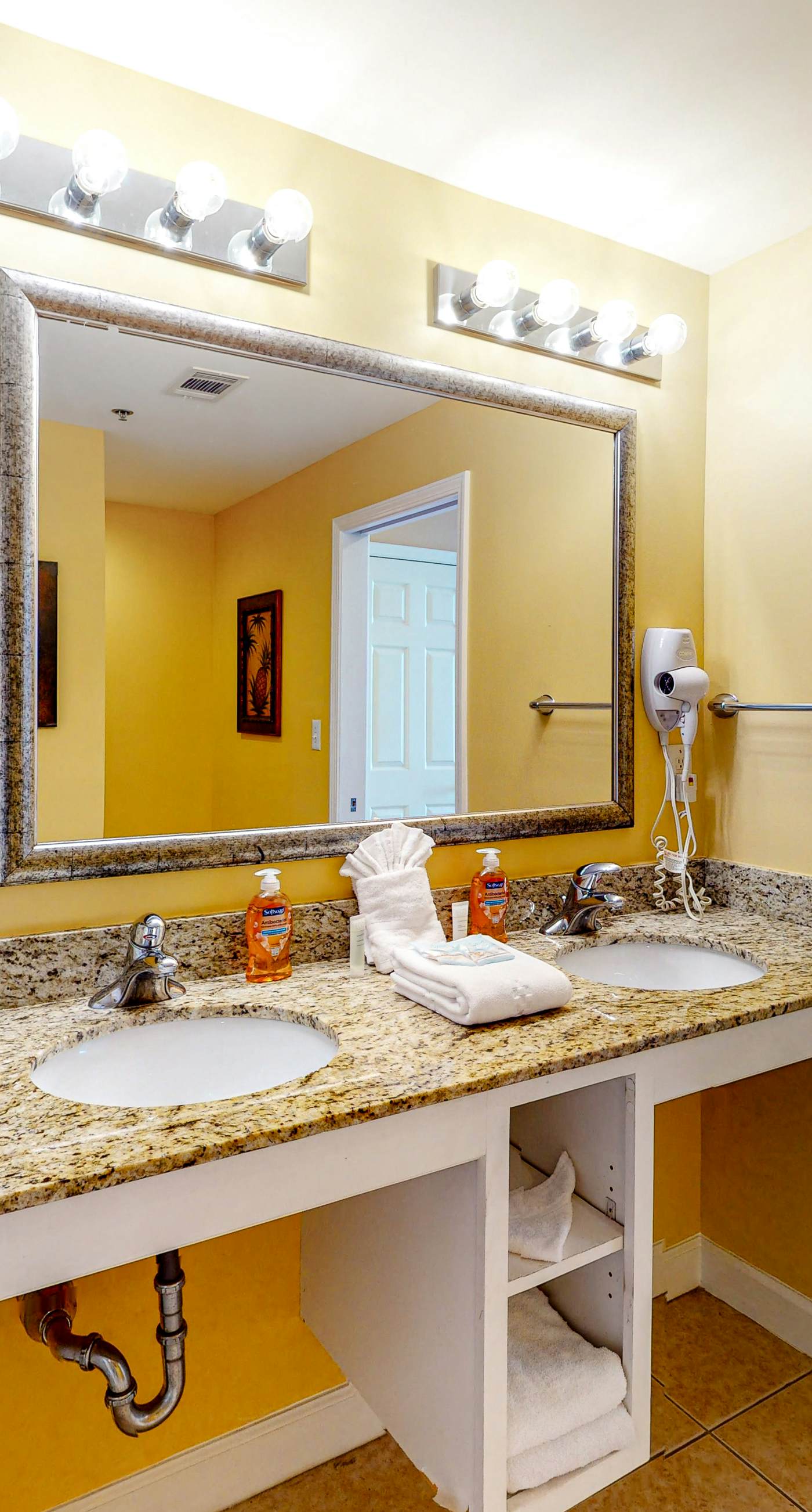 14th-Floor Gulf front condo with beach views, hot tub/pools/gym