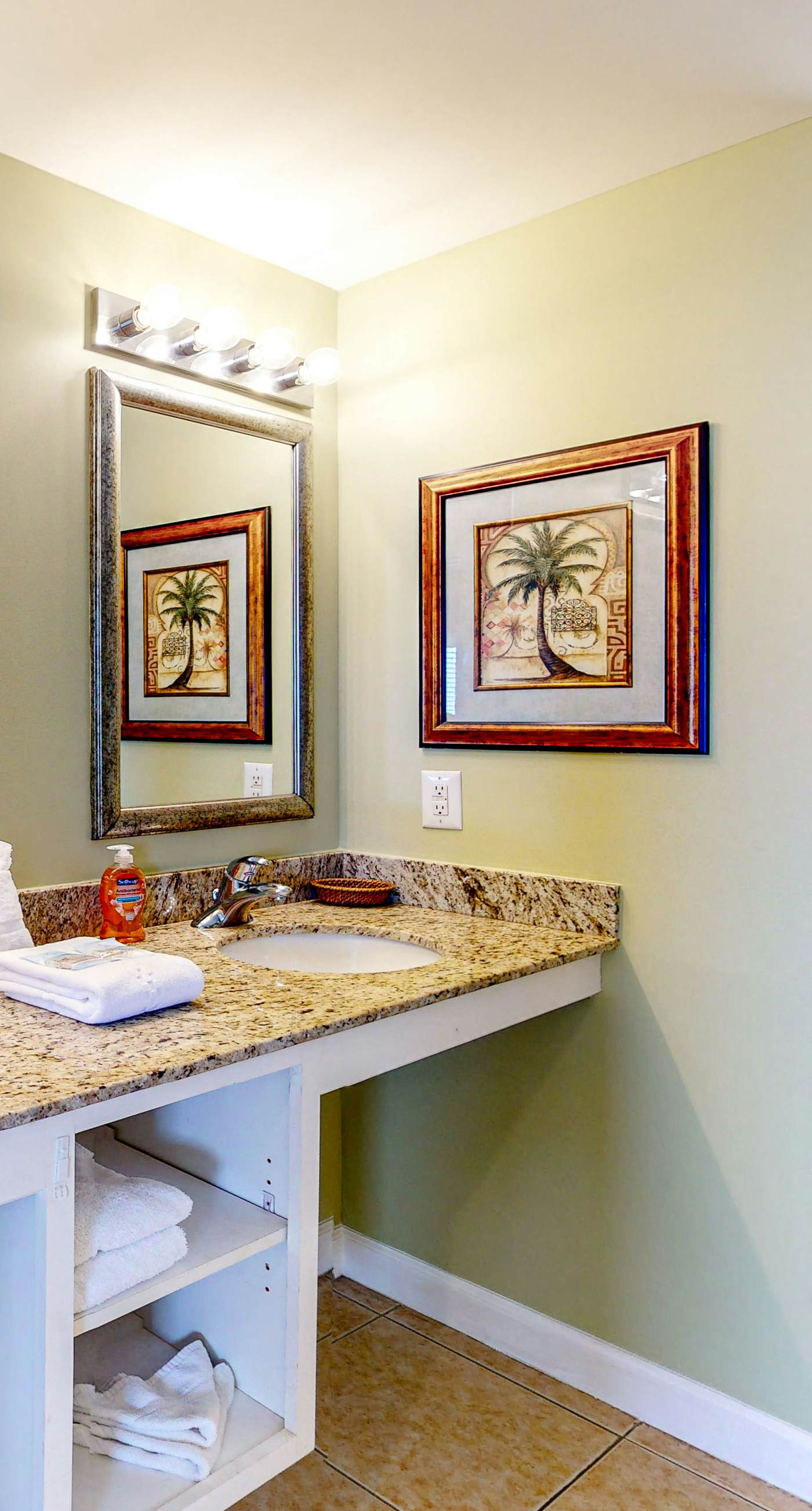 14th-Floor Gulf front condo with beach views, hot tub/pools/gym