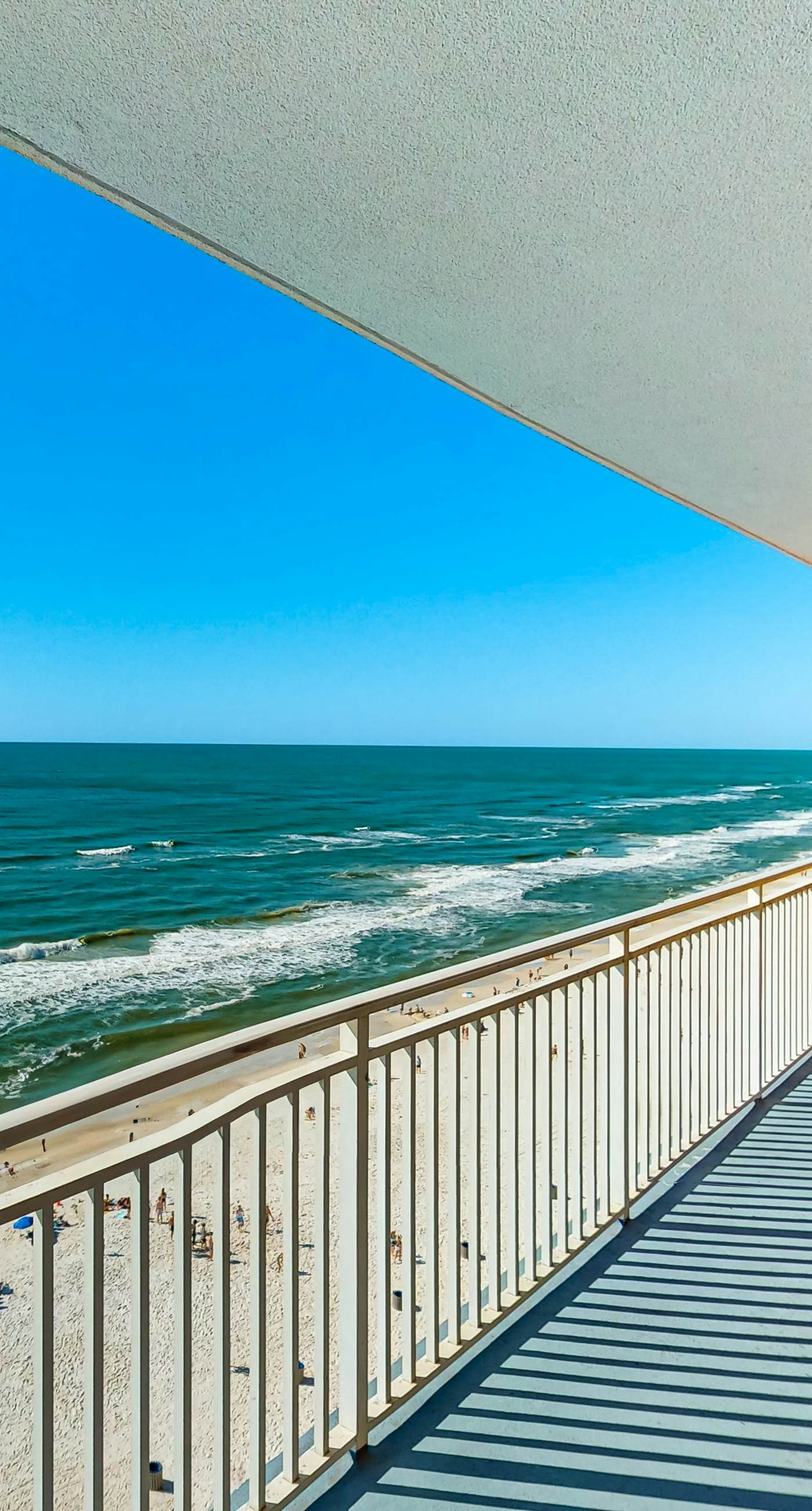 Beachfront, high-end condo with Pool, Hot tub & Splash pad