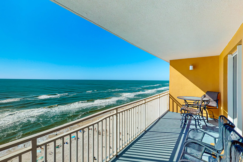 Beachfront, high-end condo with Pool, Hot tub & Splash pad