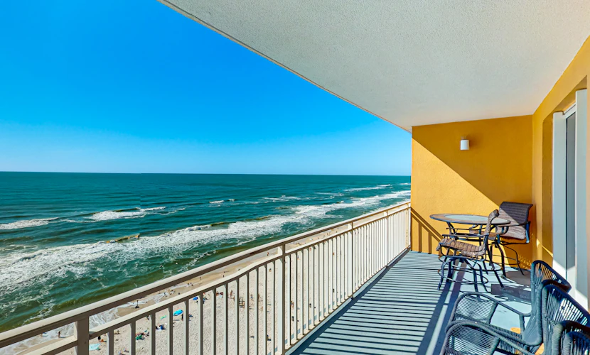 Beachfront, high-end condo with Pool, Hot tub & Splash pad