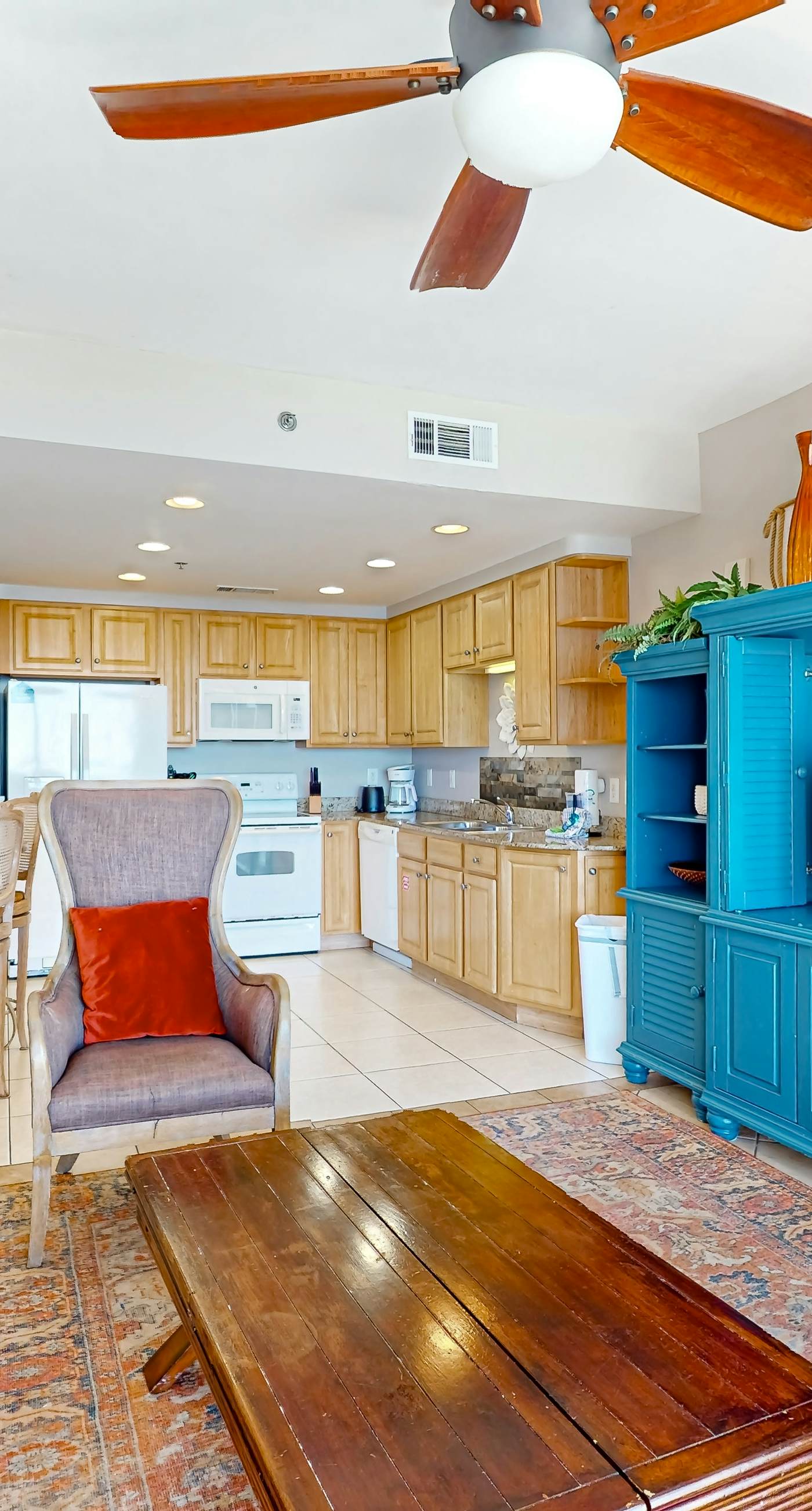 Beachfront, high-end condo with Pool, Hot tub & Splash pad