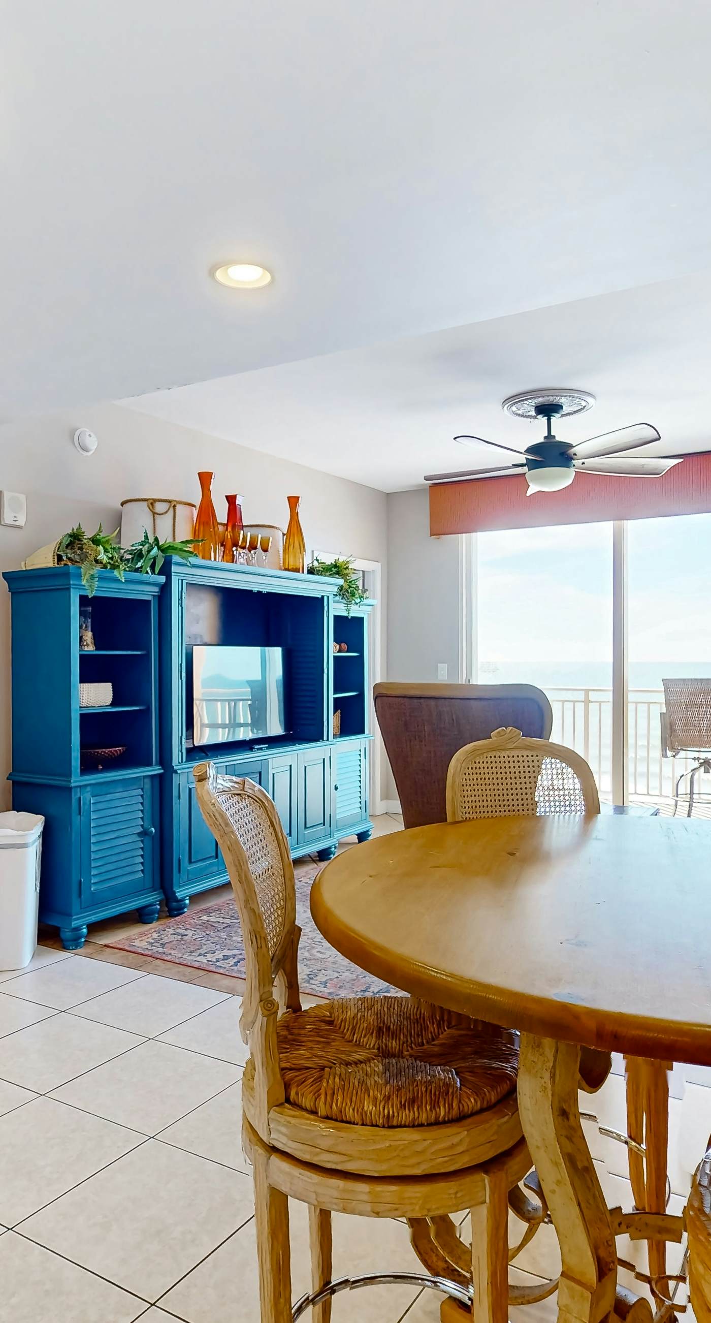 Beachfront, high-end condo with Pool, Hot tub & Splash pad