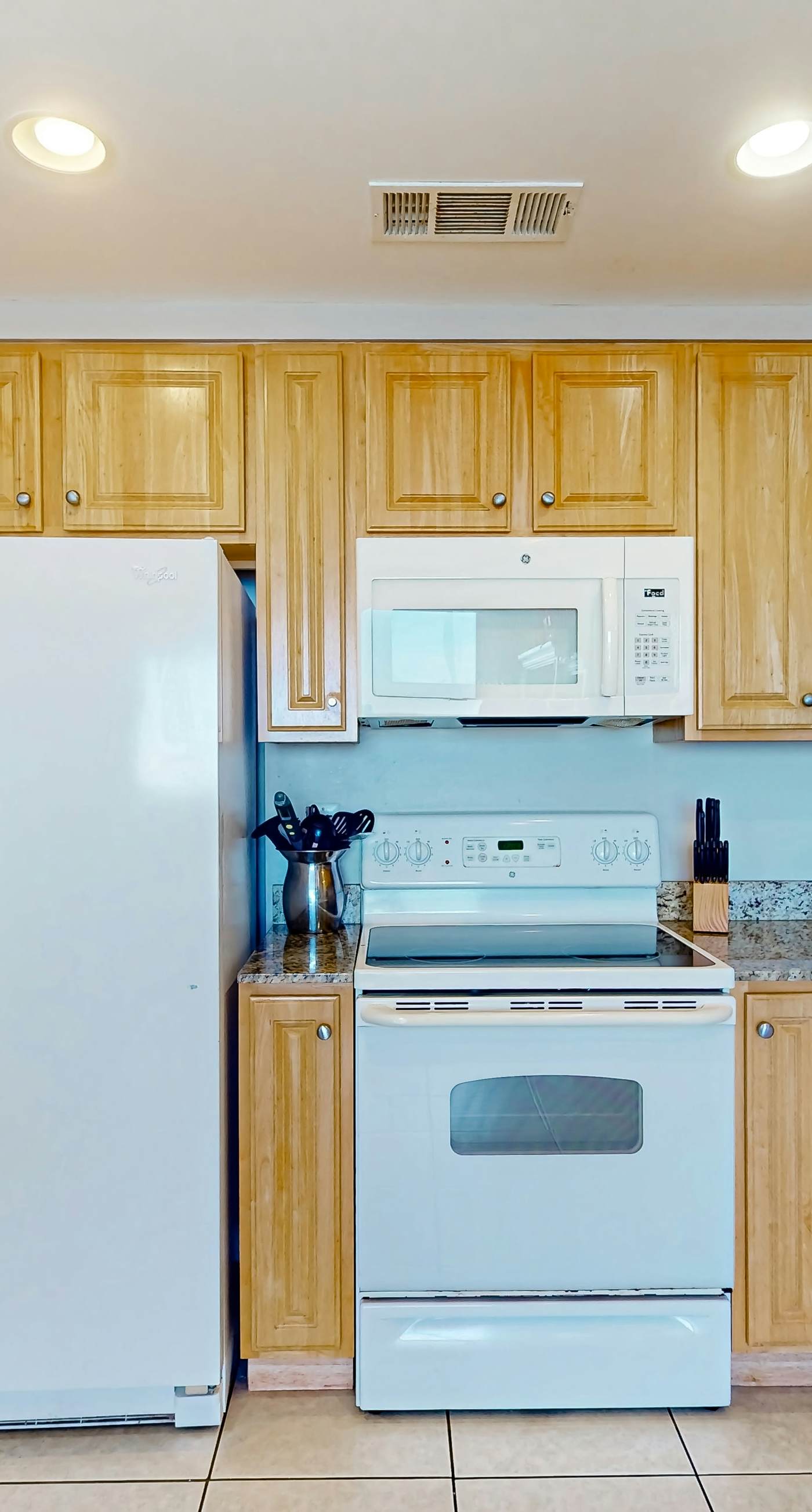 Beachfront, high-end condo with Pool, Hot tub & Splash pad