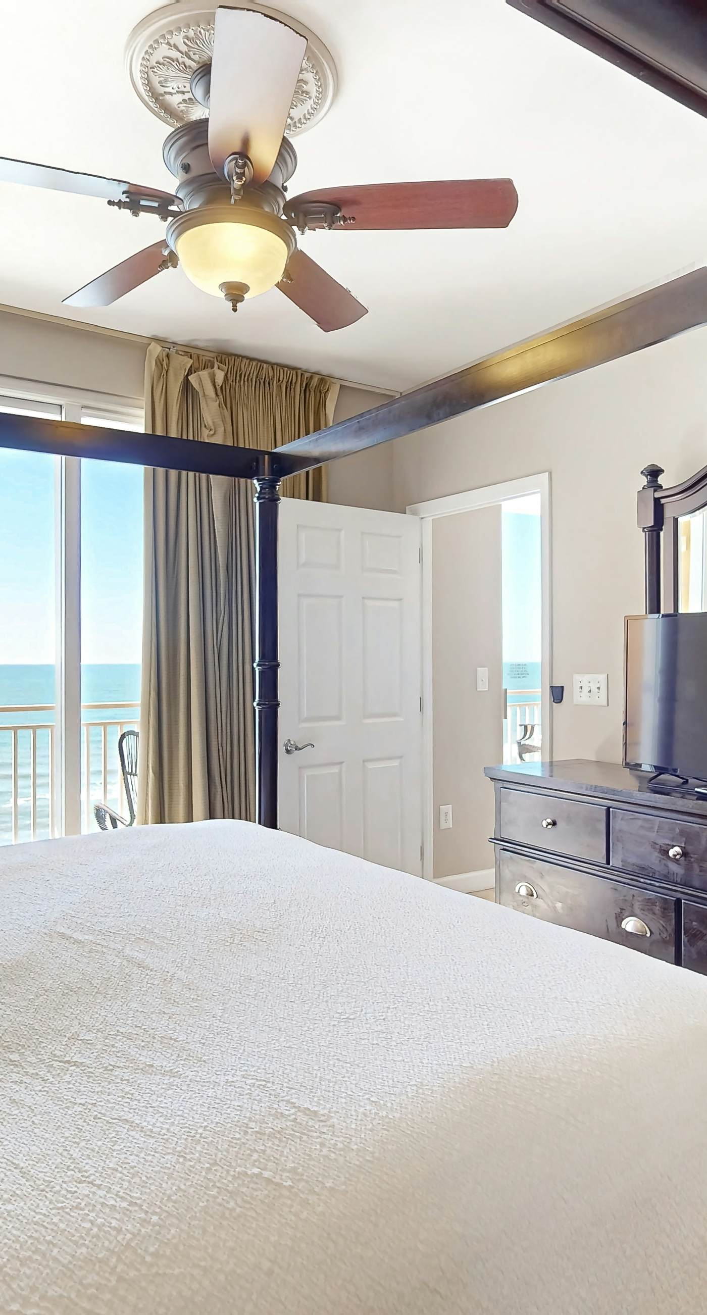 Beachfront, high-end condo with Pool, Hot tub & Splash pad