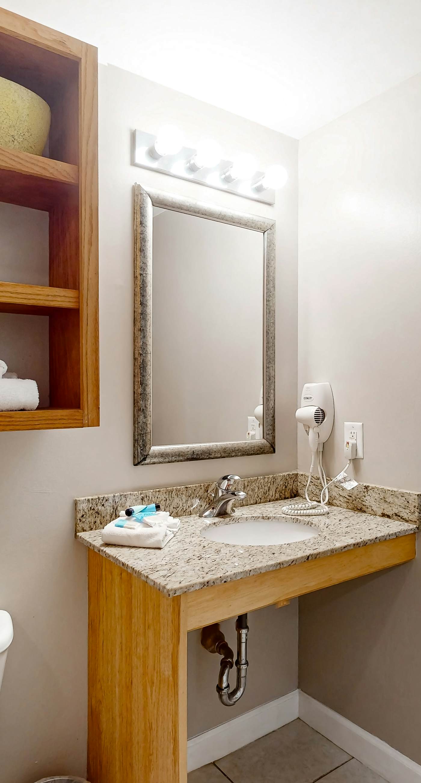 Beachfront, high-end condo with Pool, Hot tub & Splash pad