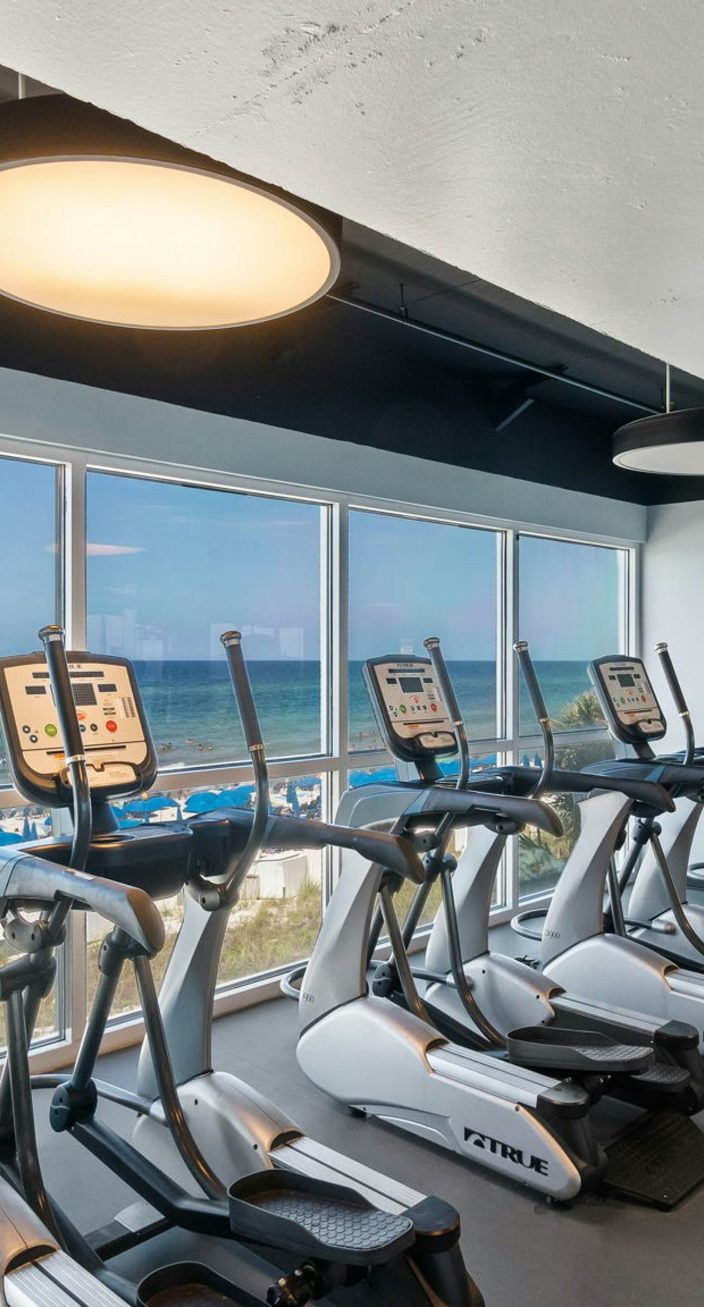 Beachfront, high-end condo with Pool, Hot tub & Splash pad