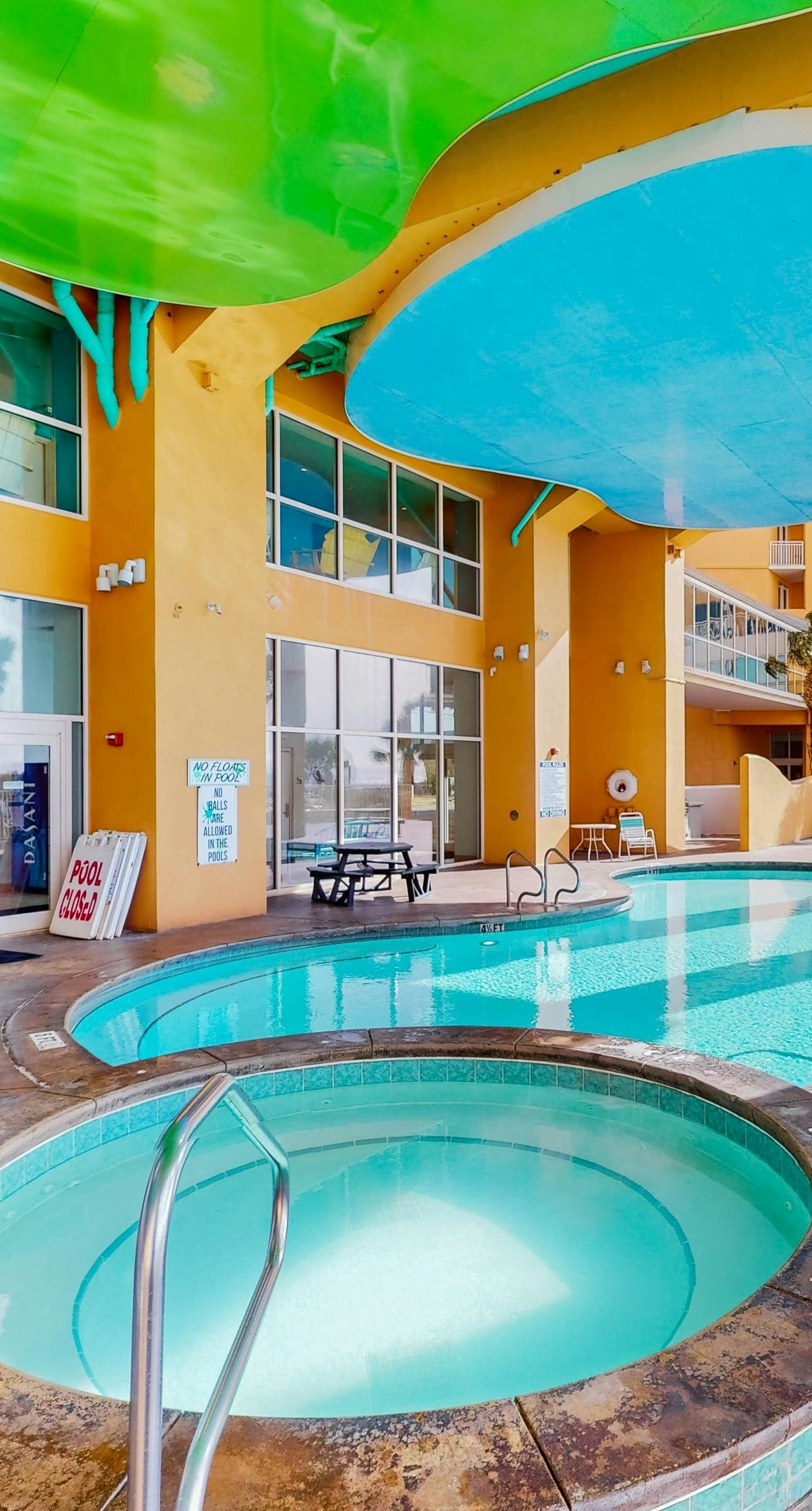 Beachfront, high-end condo with Pool, Hot tub & Splash pad