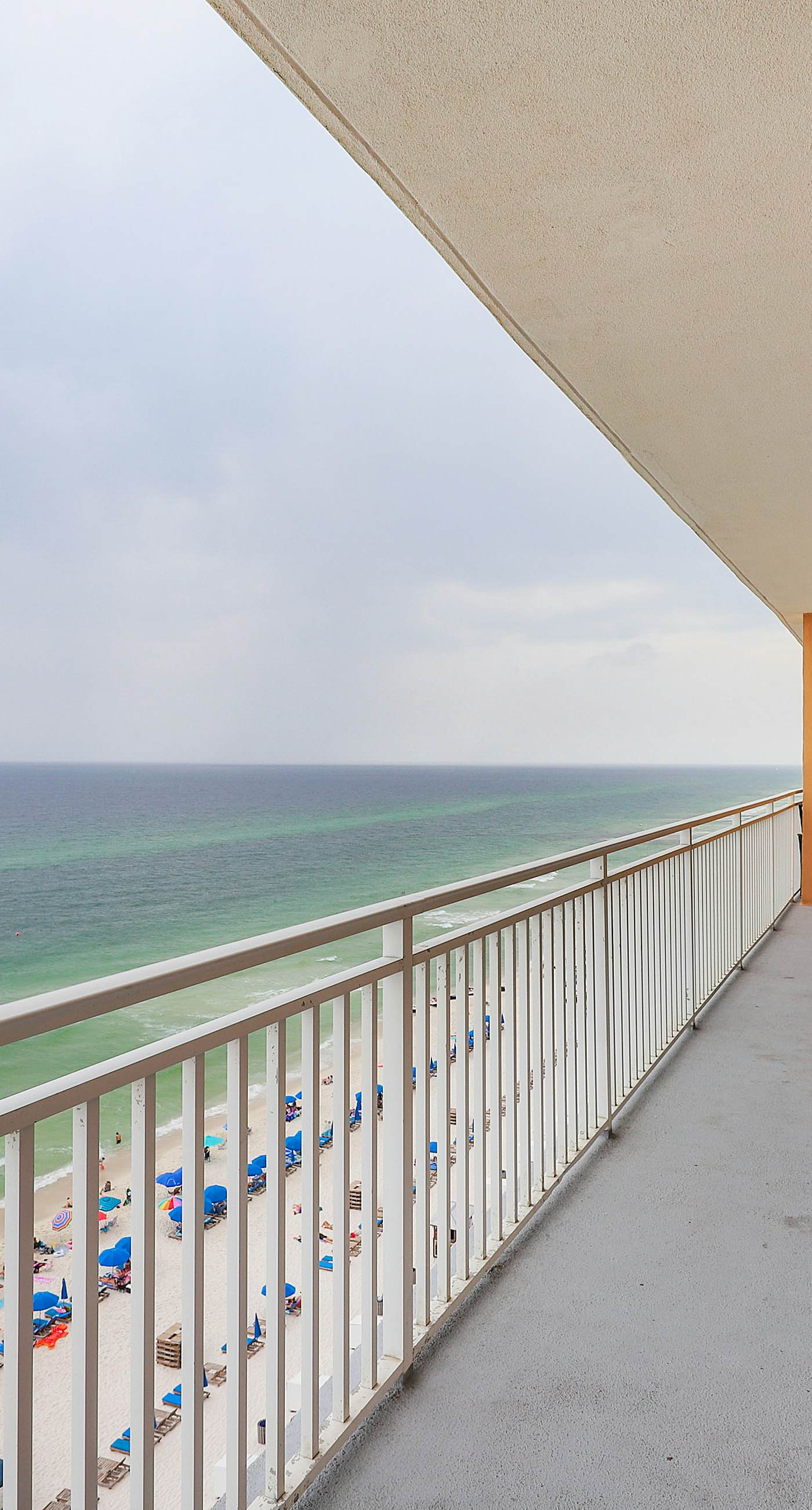 Luxurious beachfront condo with ocean views, Pool & Hot tub