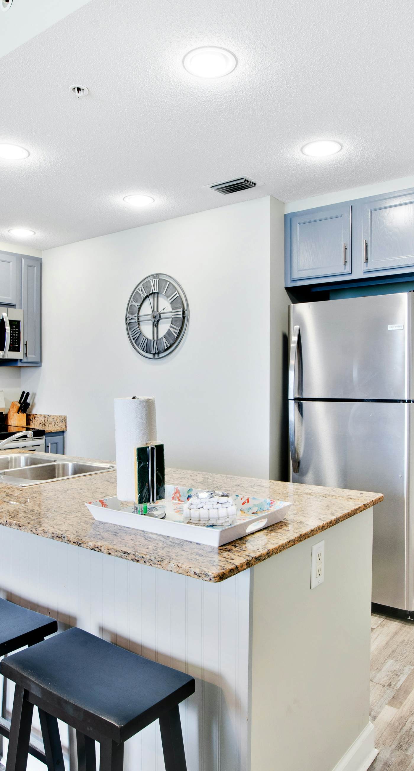 Sunny getaway at the beach with furnished balcony, pool & fitness room