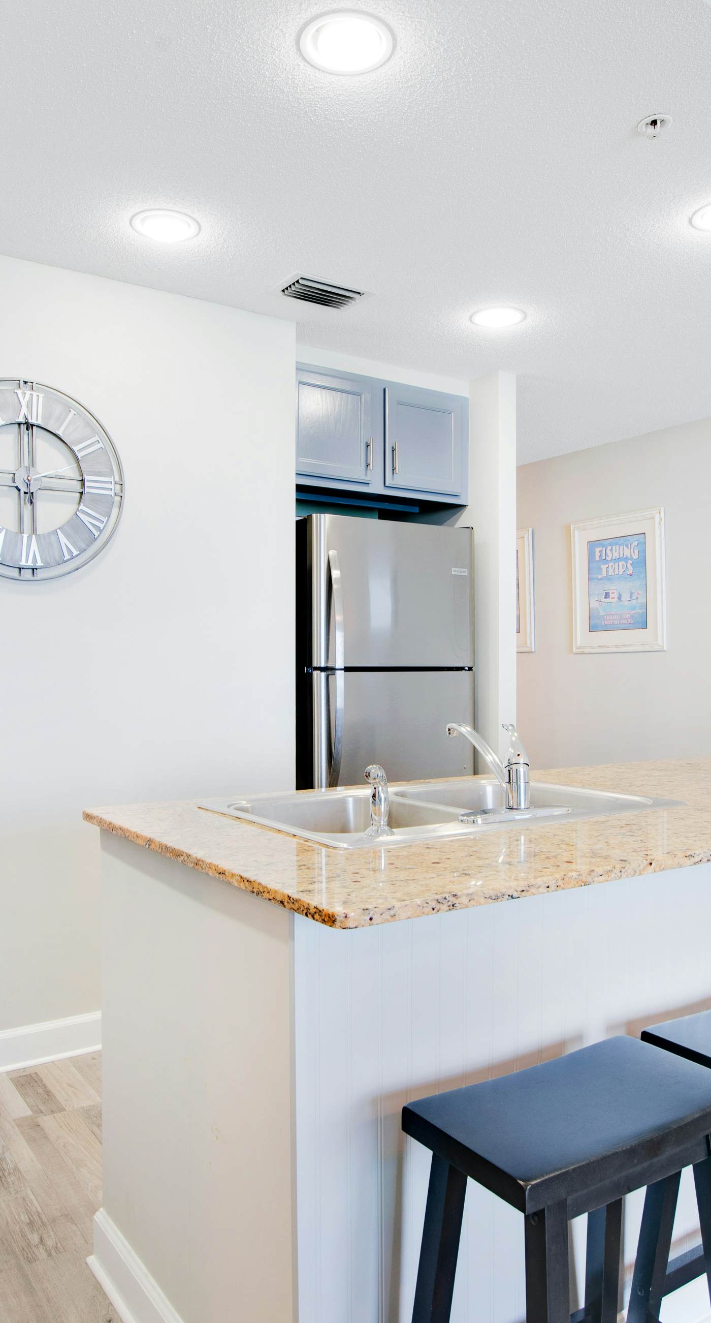 Sunny getaway at the beach with furnished balcony, pool & fitness room