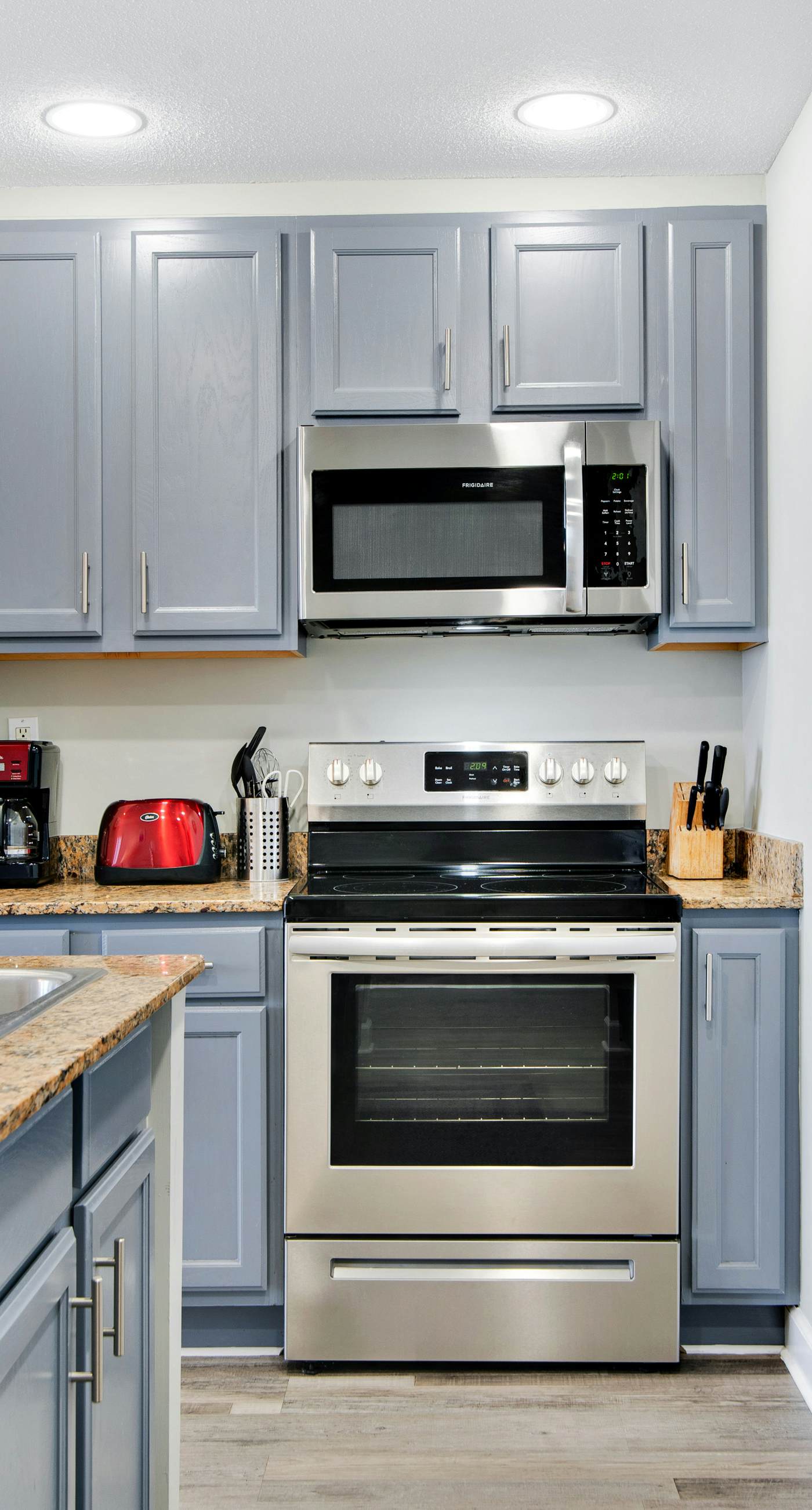 Sunny getaway at the beach with furnished balcony, pool & fitness room