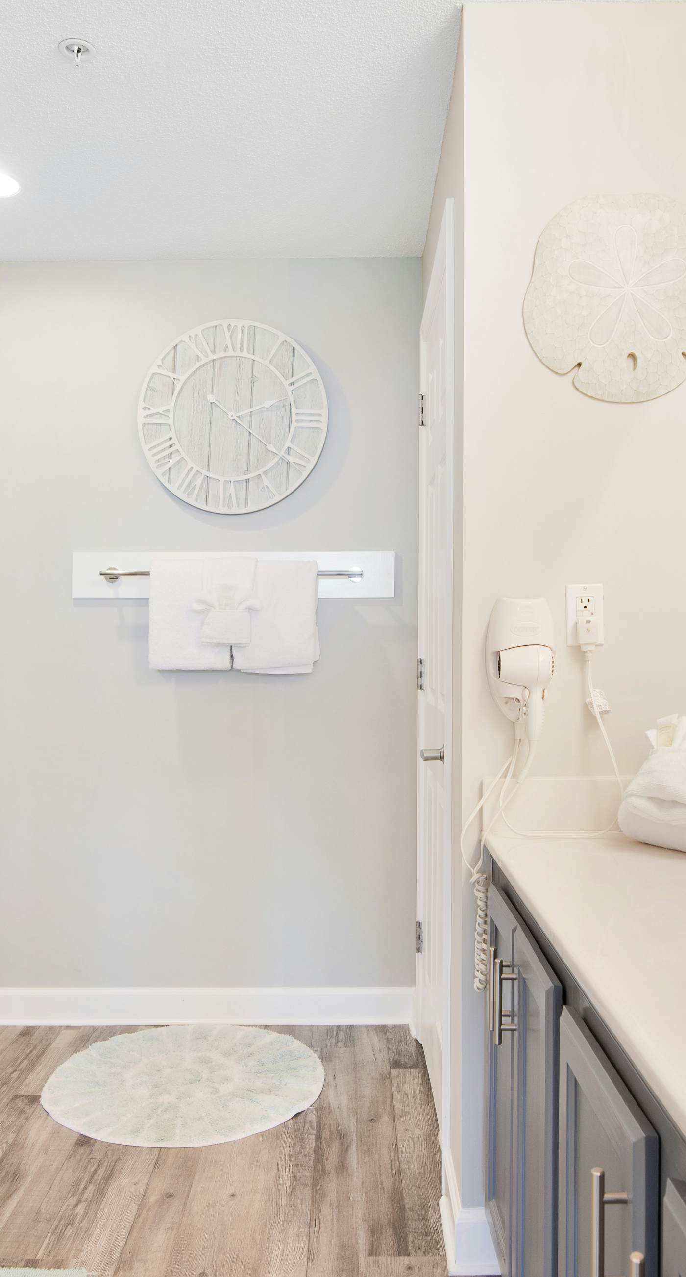 Sunny getaway at the beach with furnished balcony, pool & fitness room