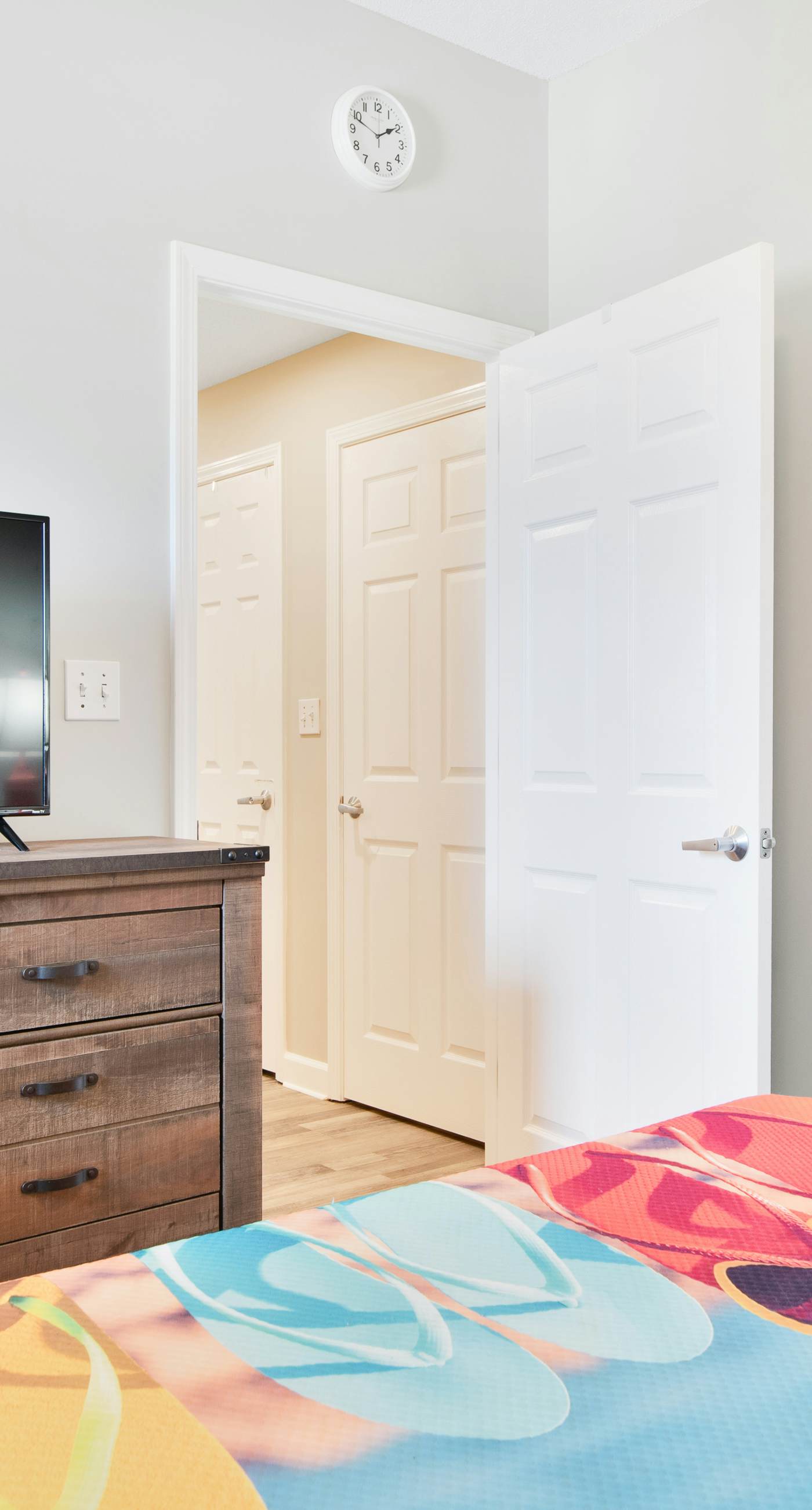 Sunny getaway at the beach with furnished balcony, pool & fitness room