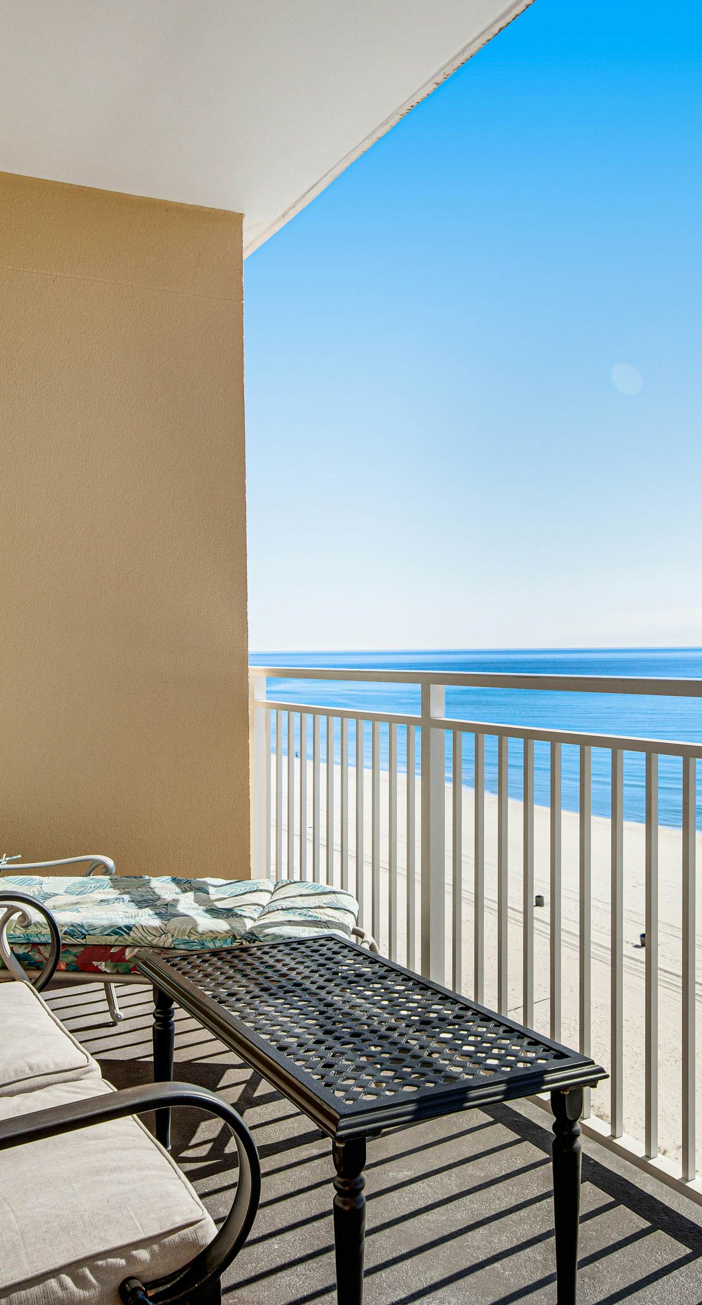 Beachfront condo with balcony, pool & 2 complimentary beach chairs