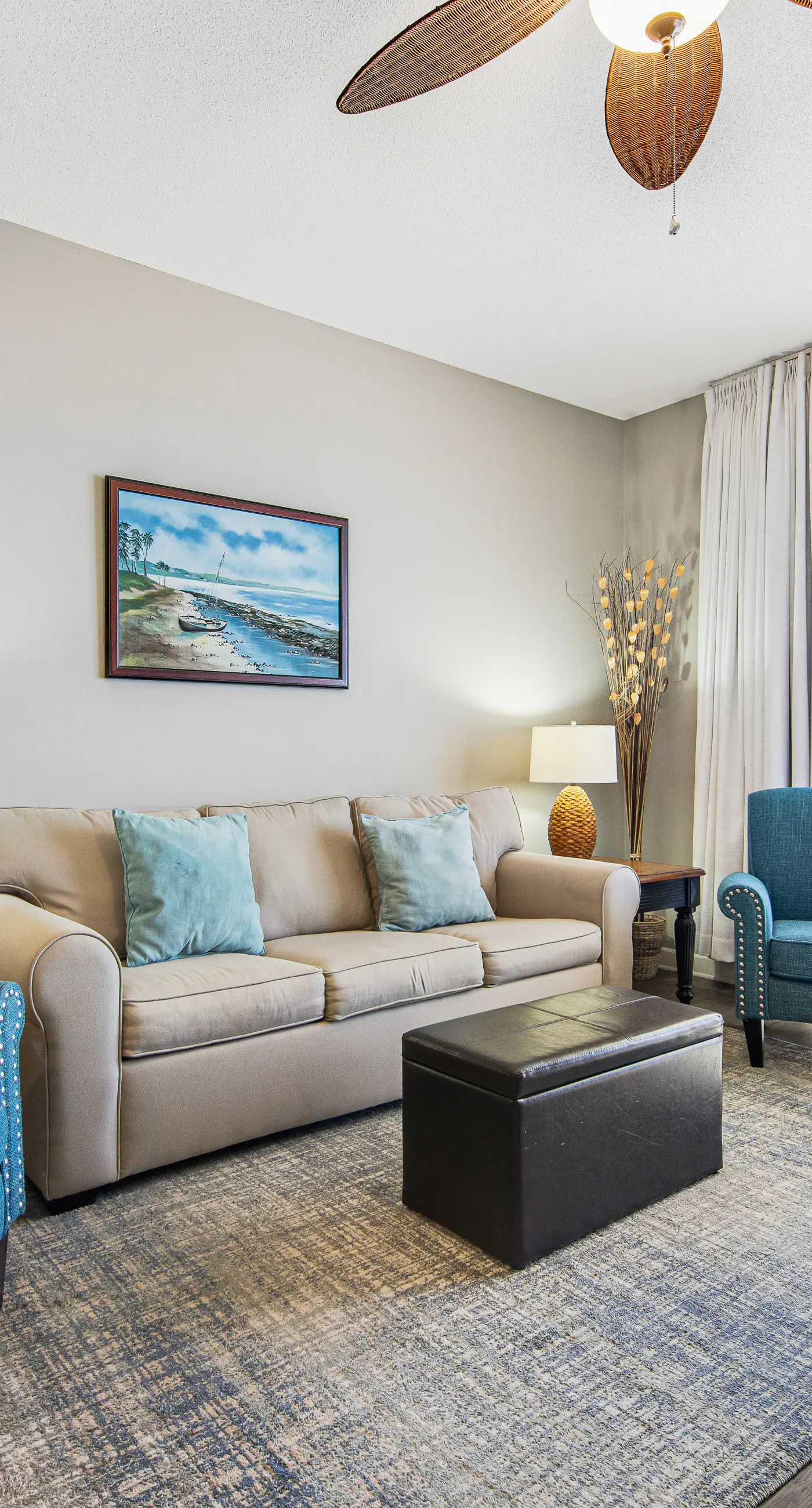 Beachfront condo with balcony, pool & 2 complimentary beach chairs