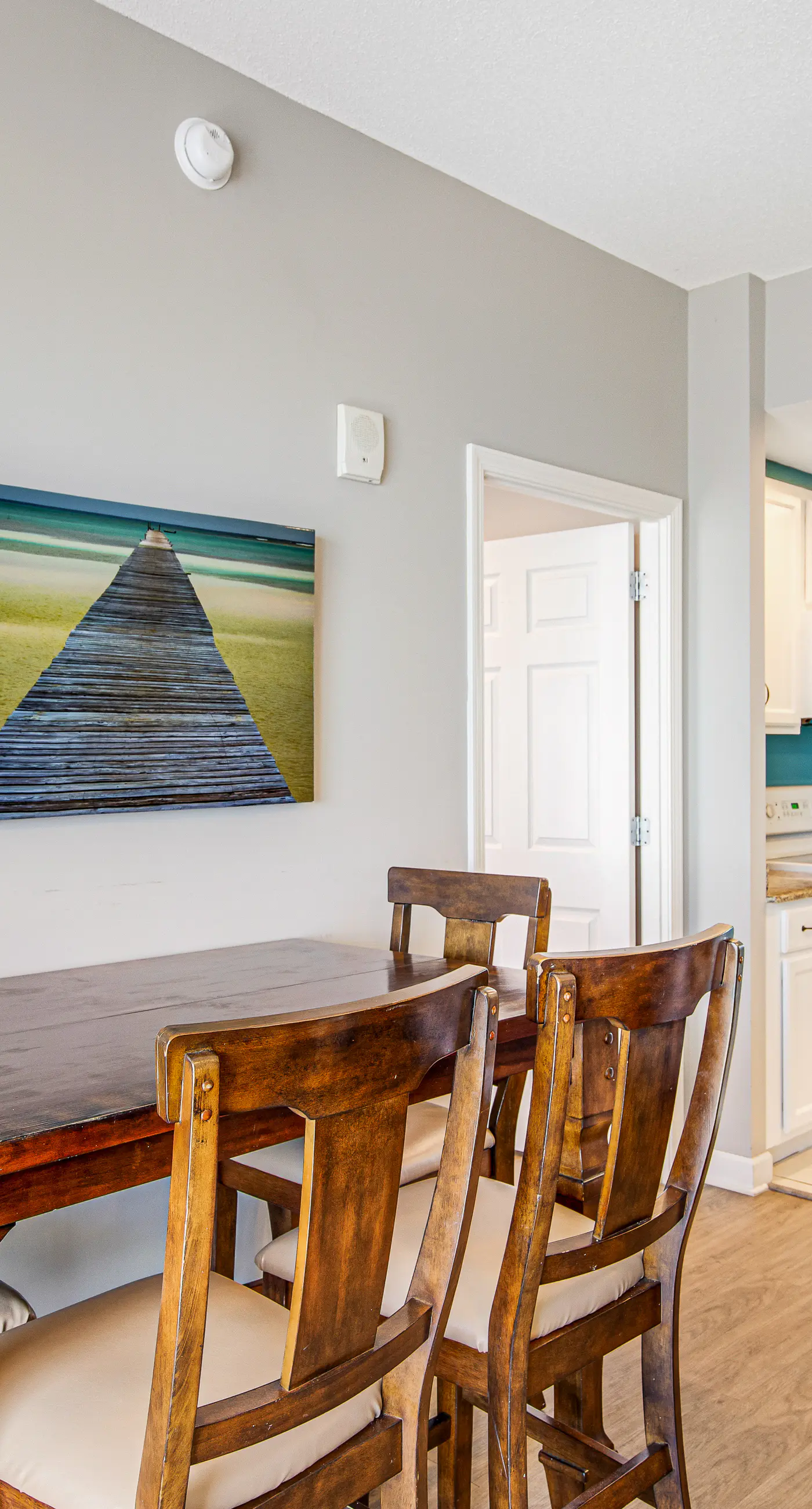 Beachfront condo with balcony, pool & 2 complimentary beach chairs