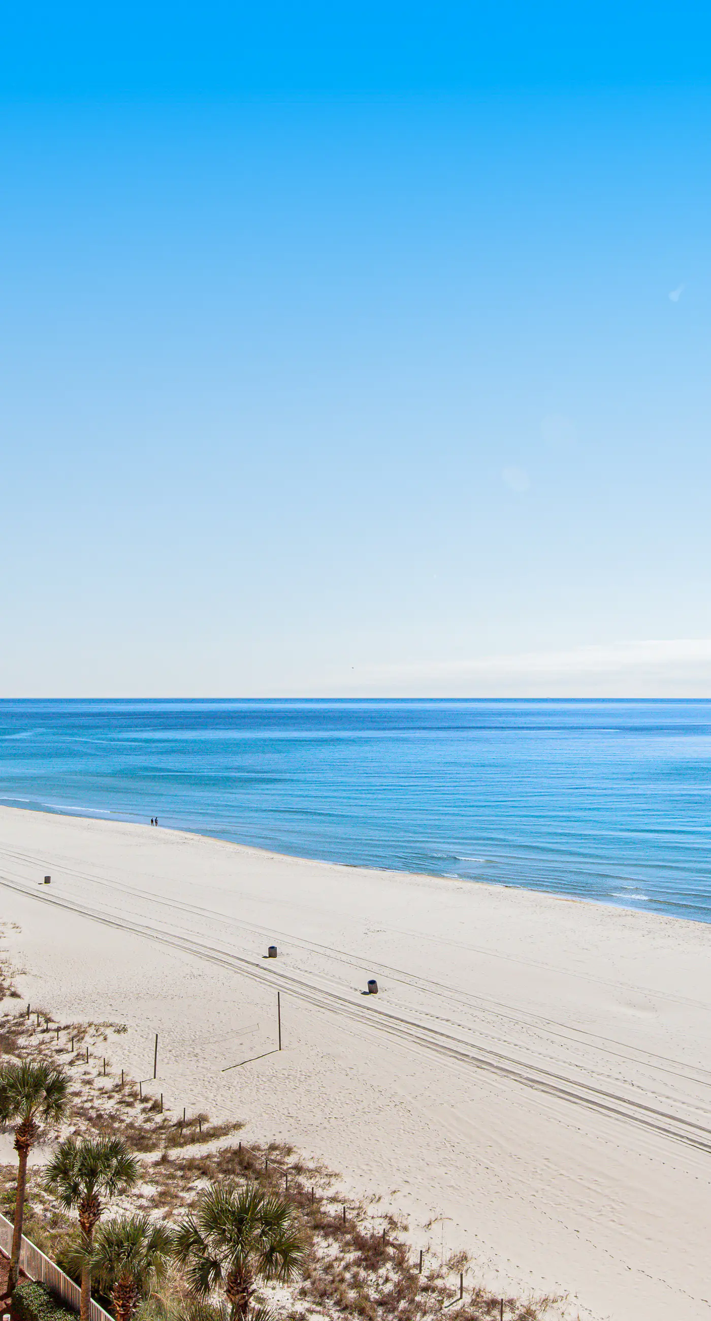Beachfront condo with balcony, pool & 2 complimentary beach chairs