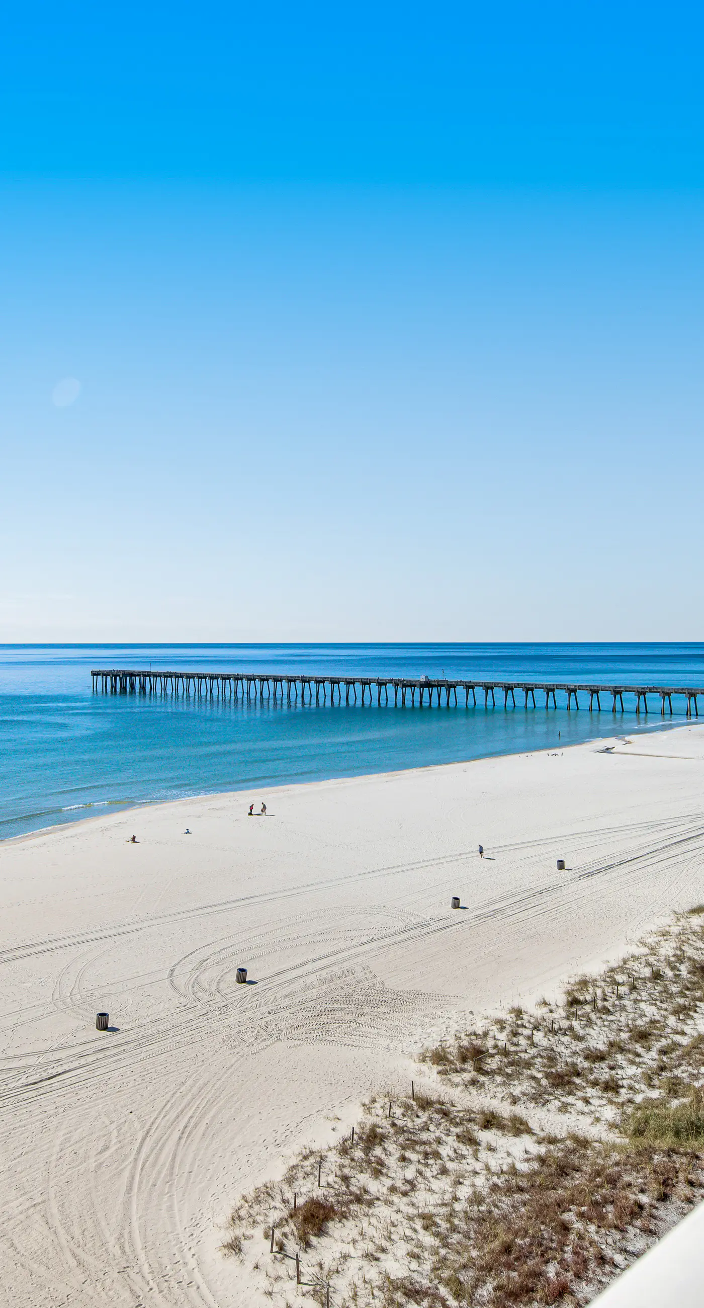 Beachfront condo with balcony, pool & 2 complimentary beach chairs