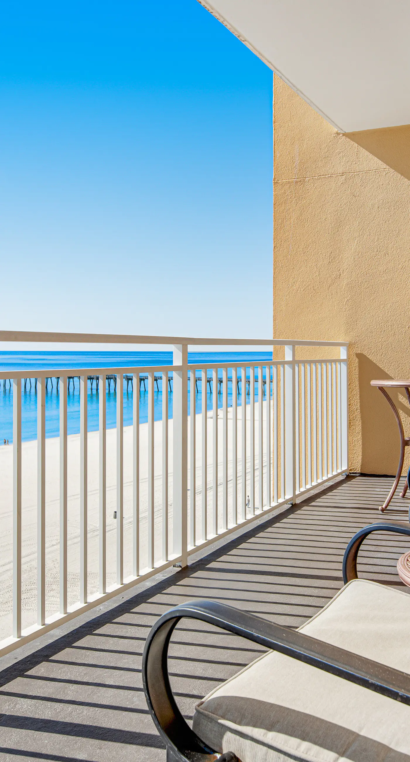Beachfront condo with balcony, pool & 2 complimentary beach chairs