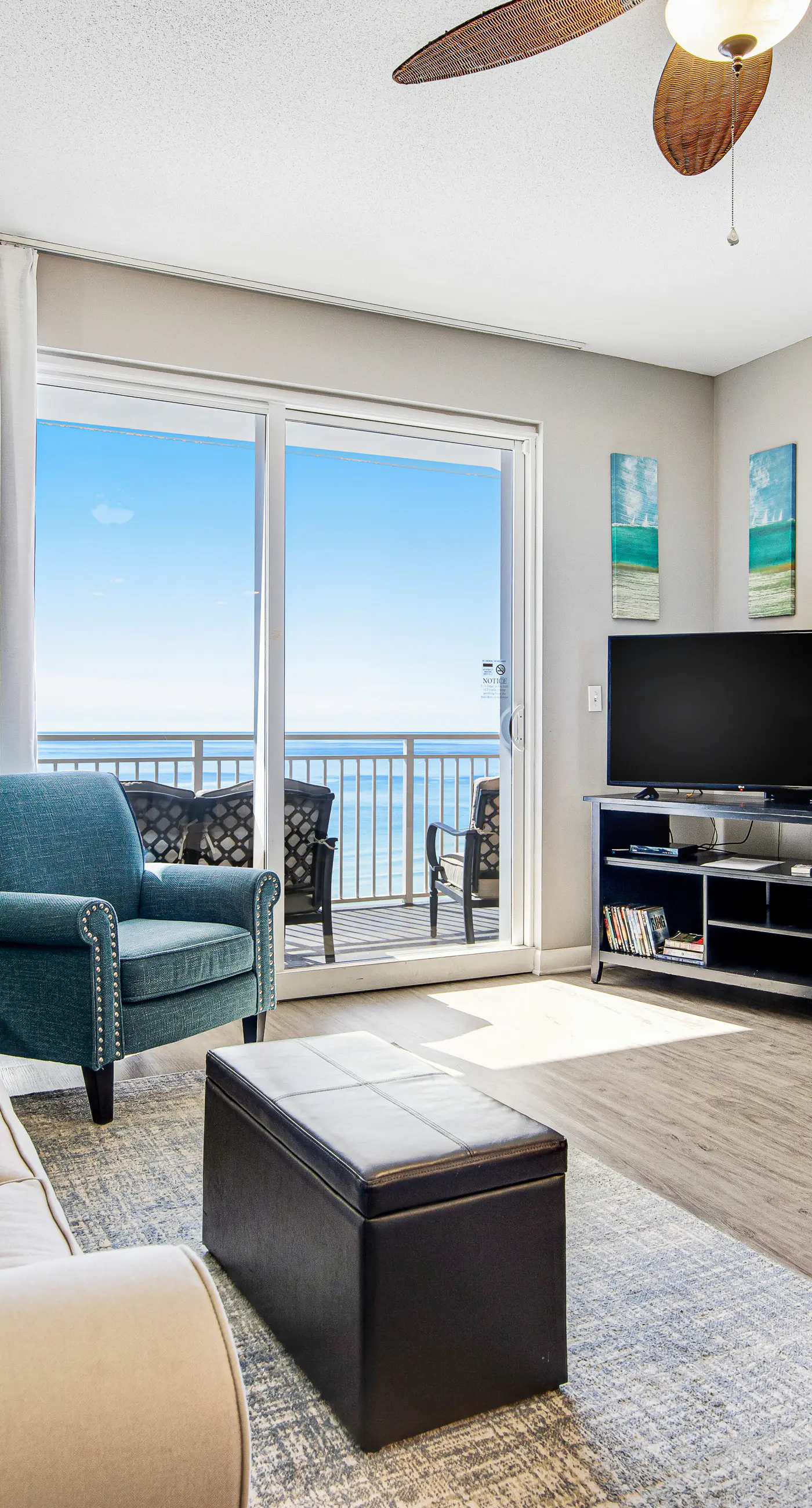 Beachfront condo with balcony, pool & 2 complimentary beach chairs