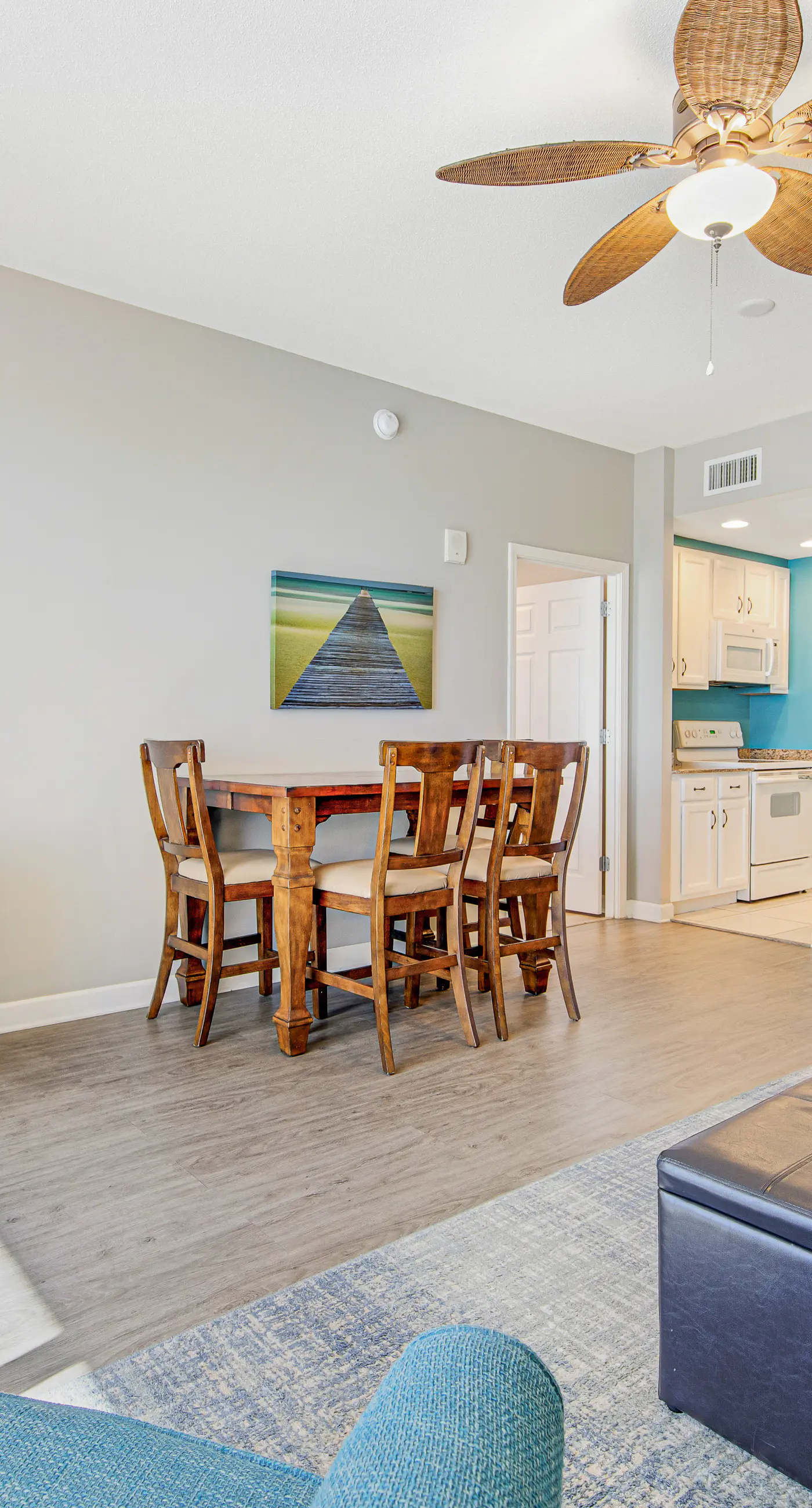 Beachfront condo with balcony, pool & 2 complimentary beach chairs