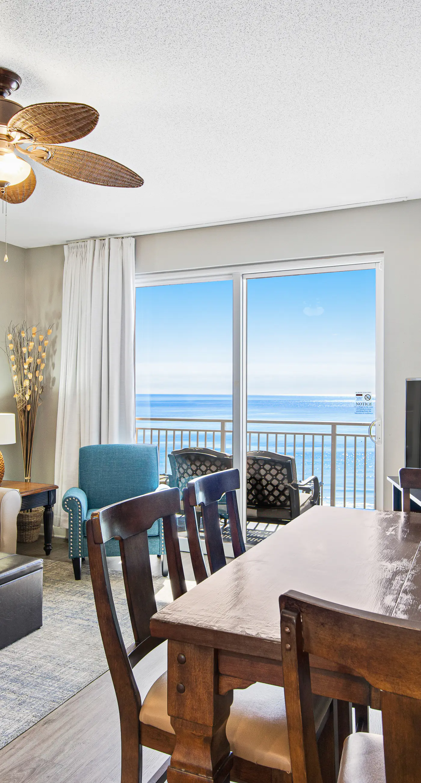 Beachfront condo with balcony, pool & 2 complimentary beach chairs