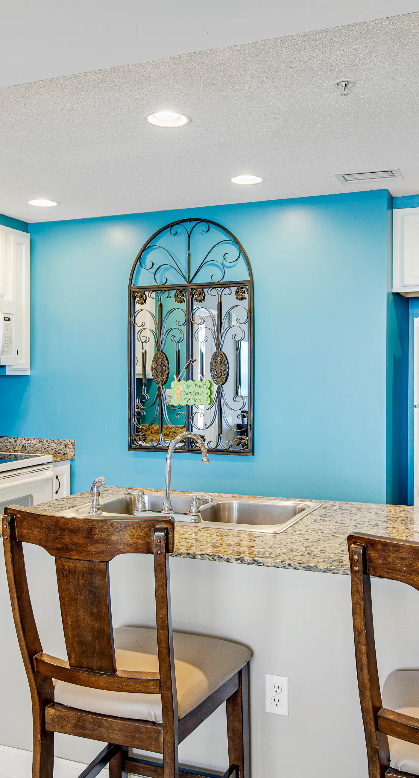Beachfront condo with balcony, pool & 2 complimentary beach chairs