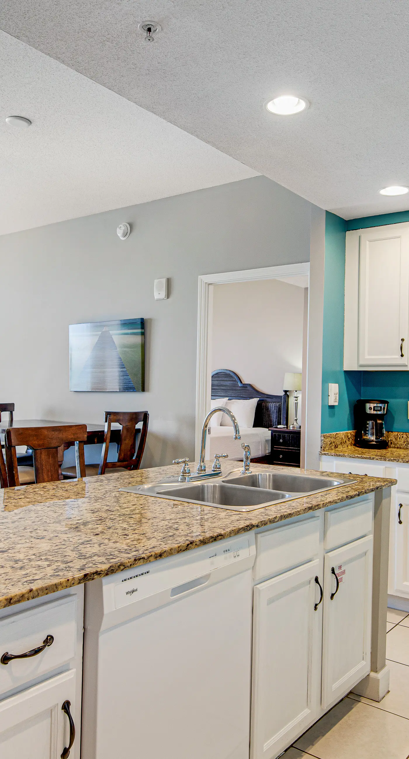 Beachfront condo with balcony, pool & 2 complimentary beach chairs