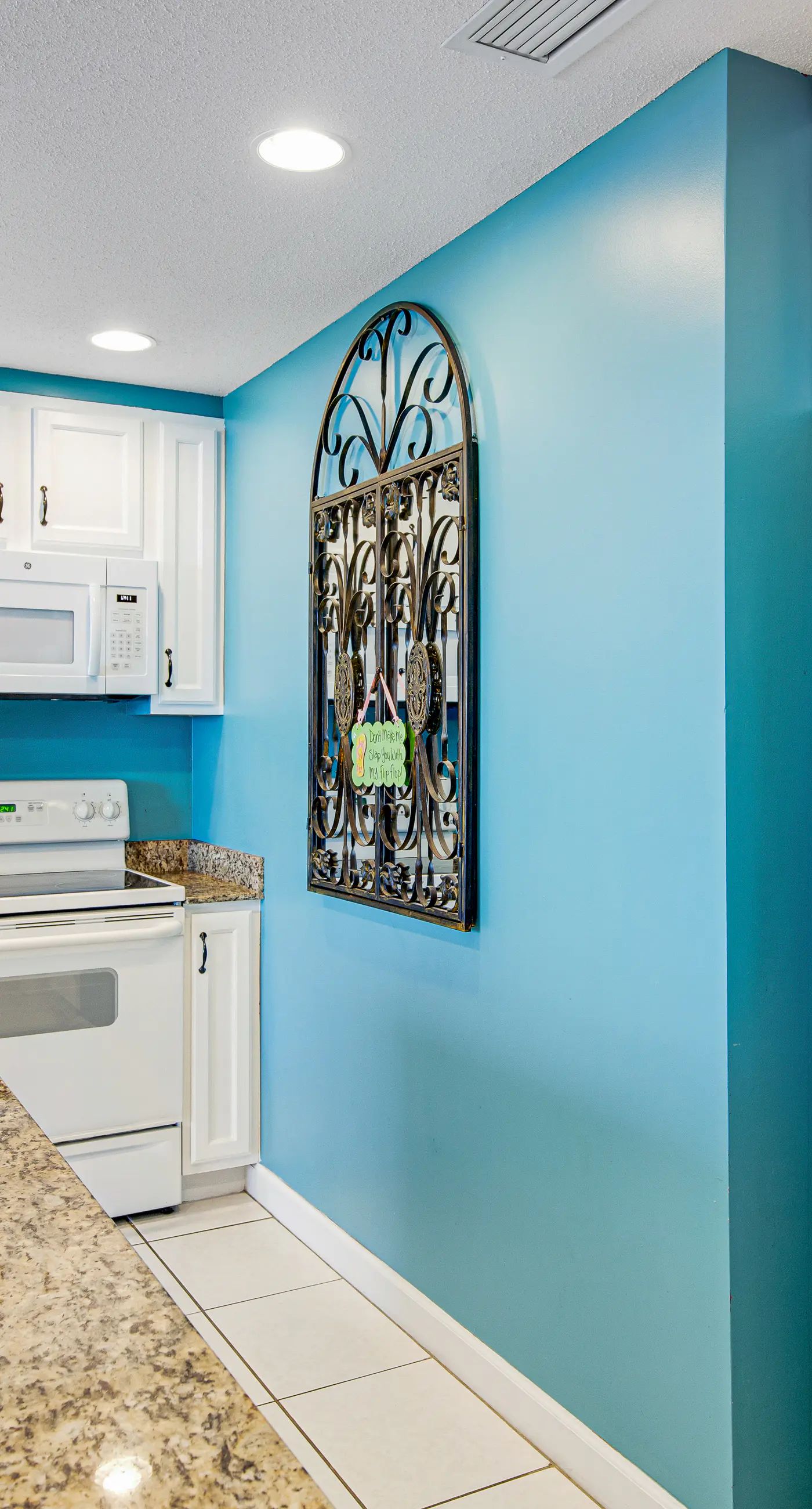 Beachfront condo with balcony, pool & 2 complimentary beach chairs