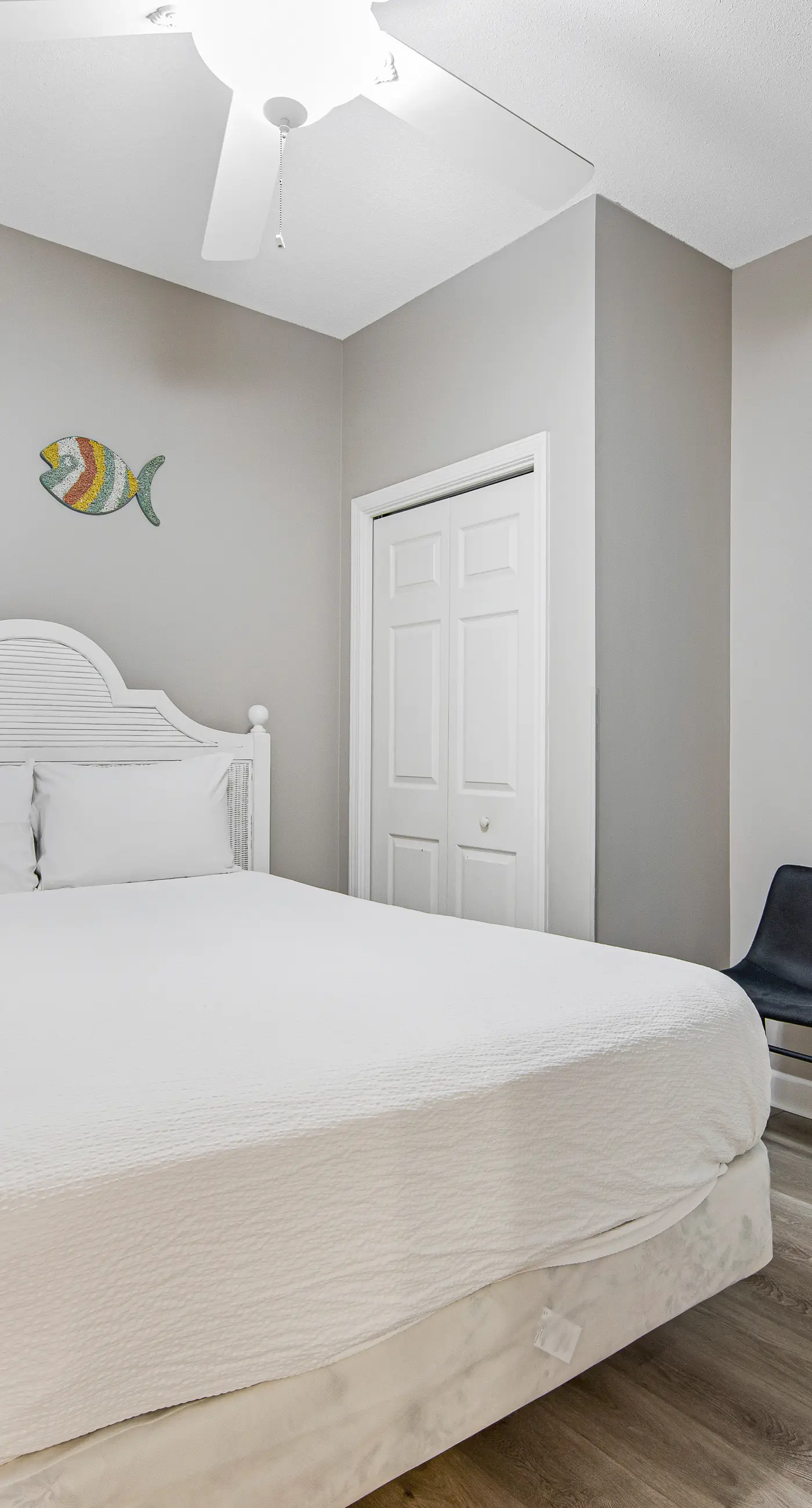 Beachfront condo with balcony, pool & 2 complimentary beach chairs