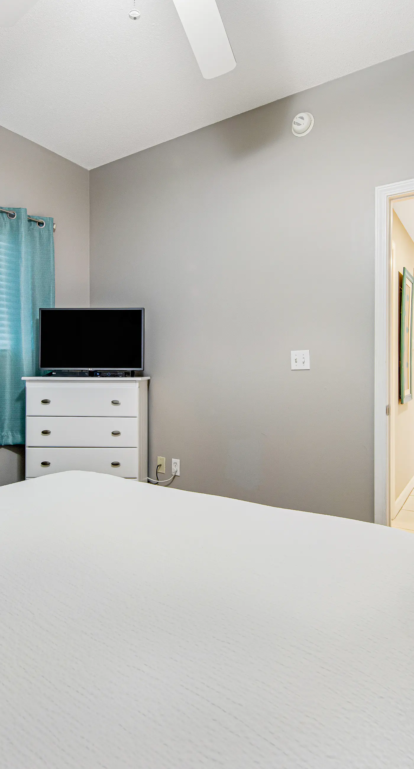 Beachfront condo with balcony, pool & 2 complimentary beach chairs