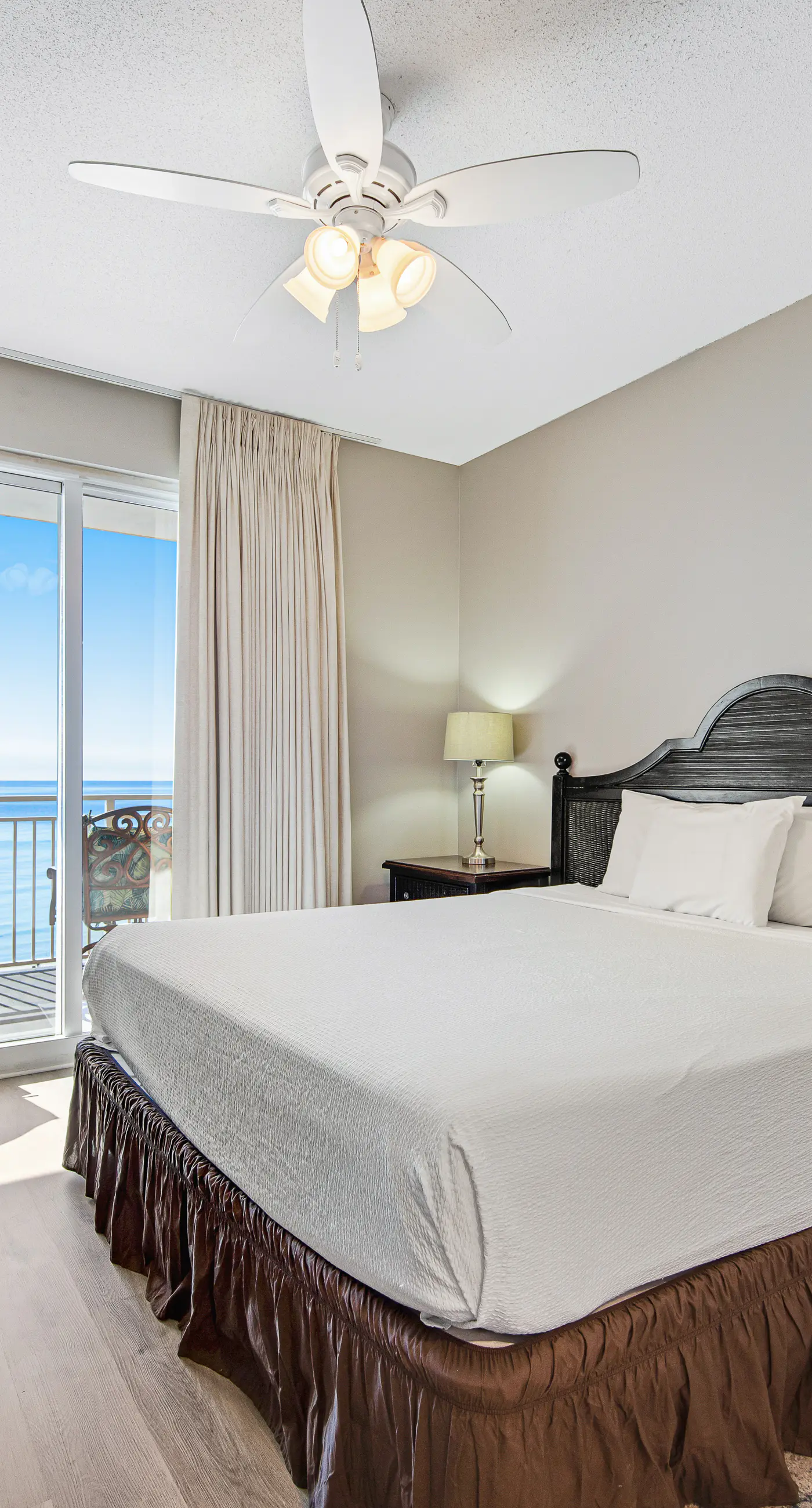 Beachfront condo with balcony, pool & 2 complimentary beach chairs
