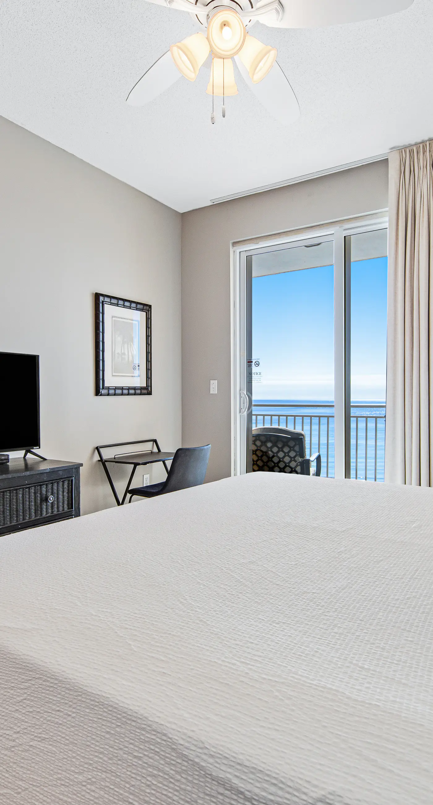 Beachfront condo with balcony, pool & 2 complimentary beach chairs