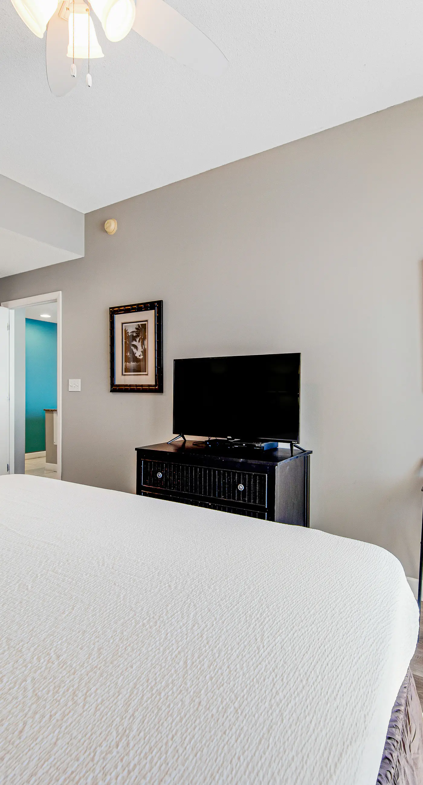 Beachfront condo with balcony, pool & 2 complimentary beach chairs