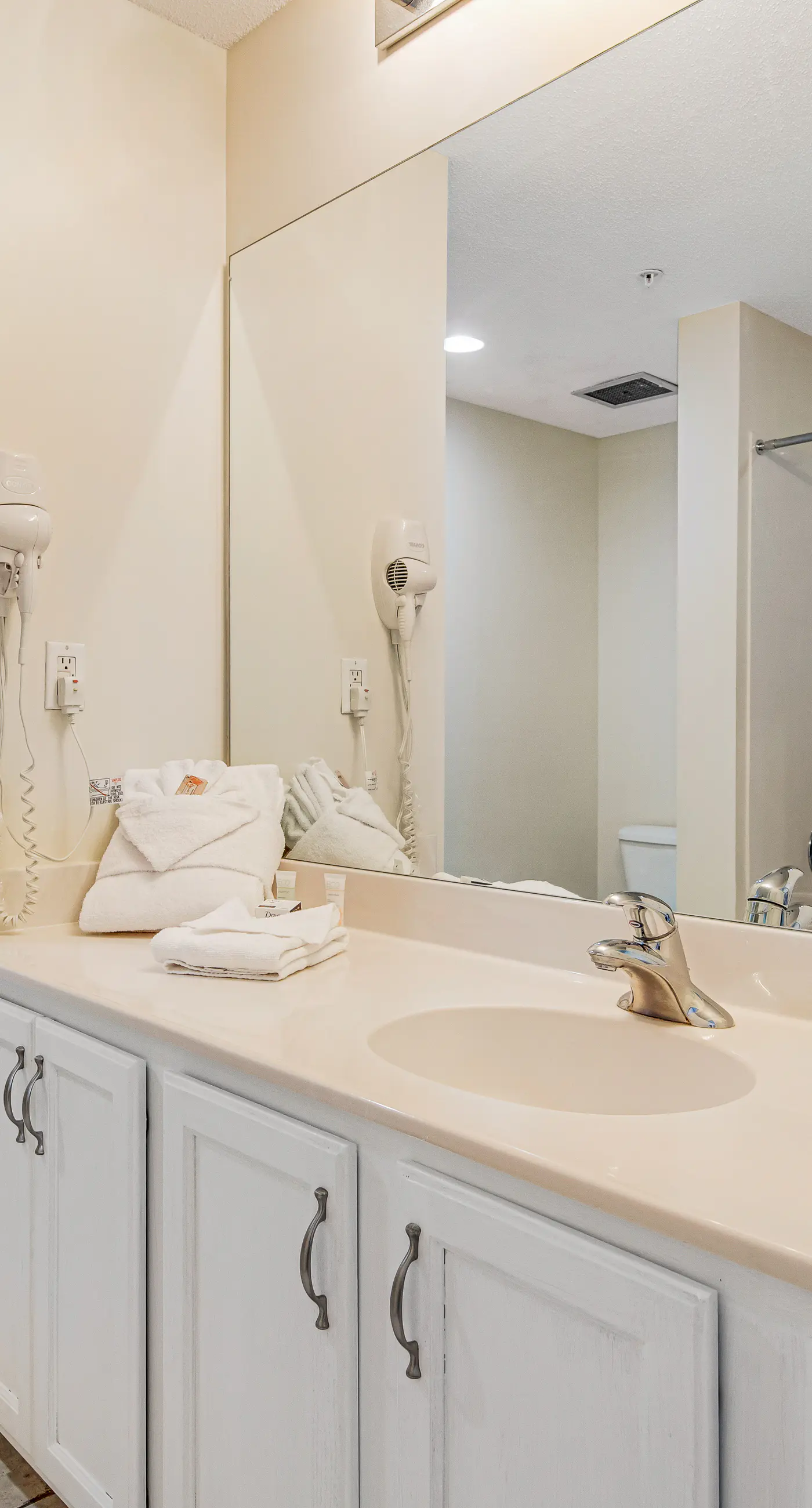 Beachfront condo with balcony, pool & 2 complimentary beach chairs