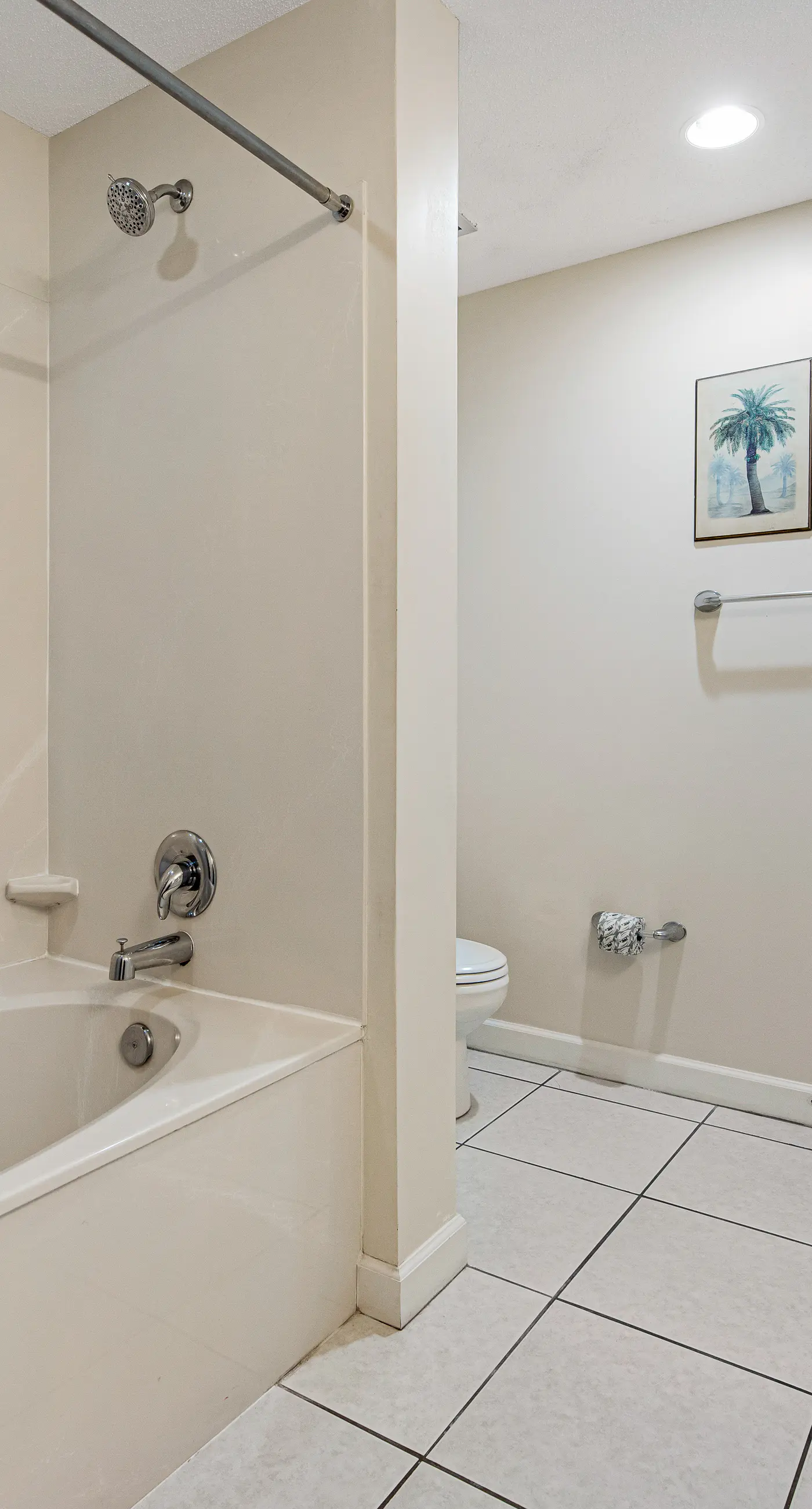 Beachfront condo with balcony, pool & 2 complimentary beach chairs