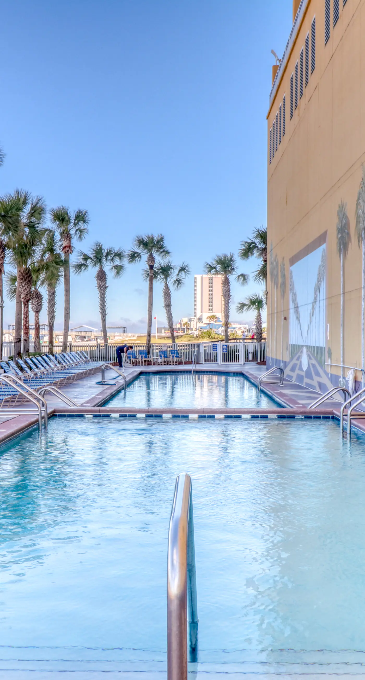 Beachfront condo with balcony, pool & 2 complimentary beach chairs