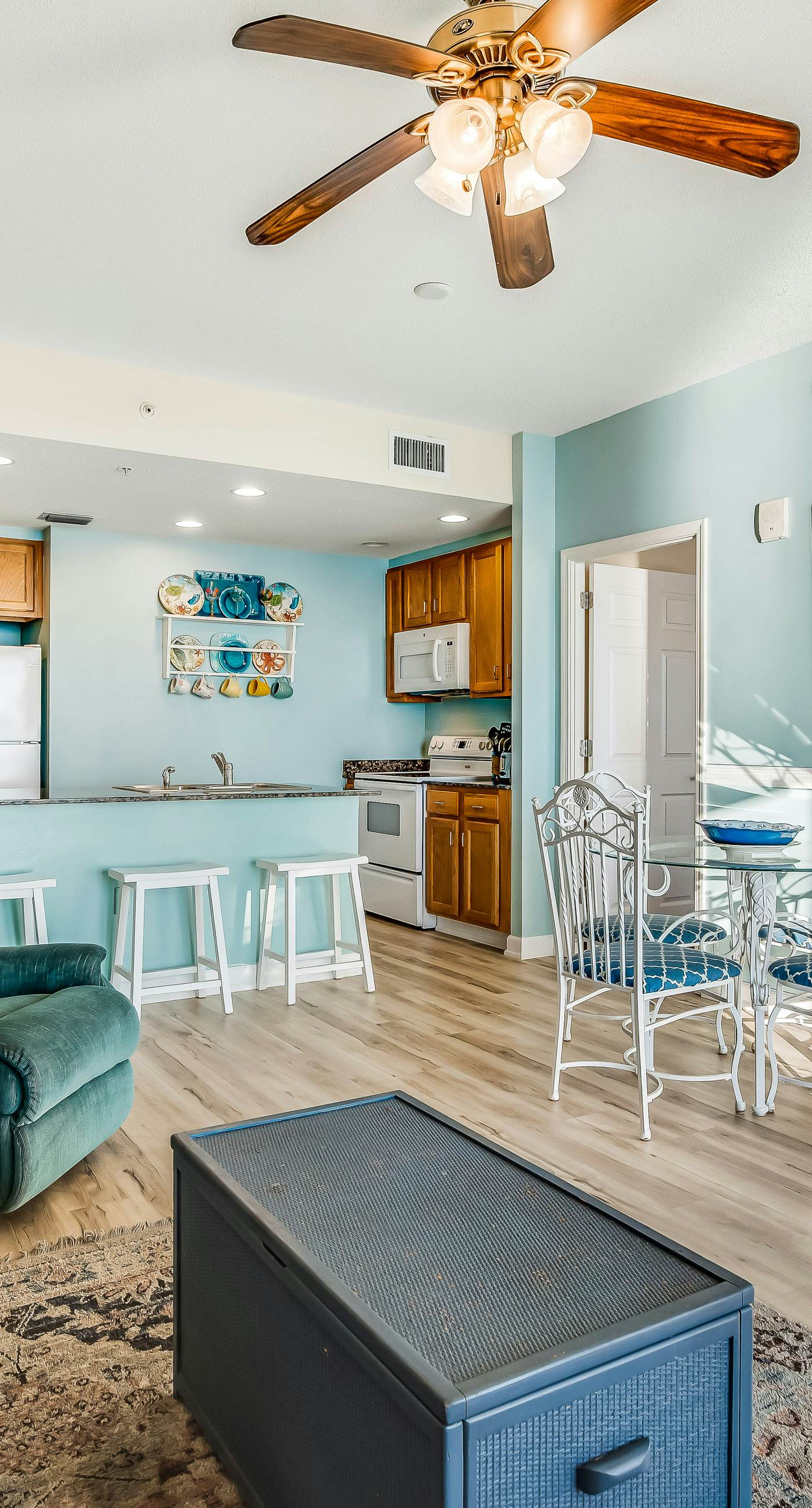 Snow-bird friendly condo with pool & fitness room - walk right out to the sand