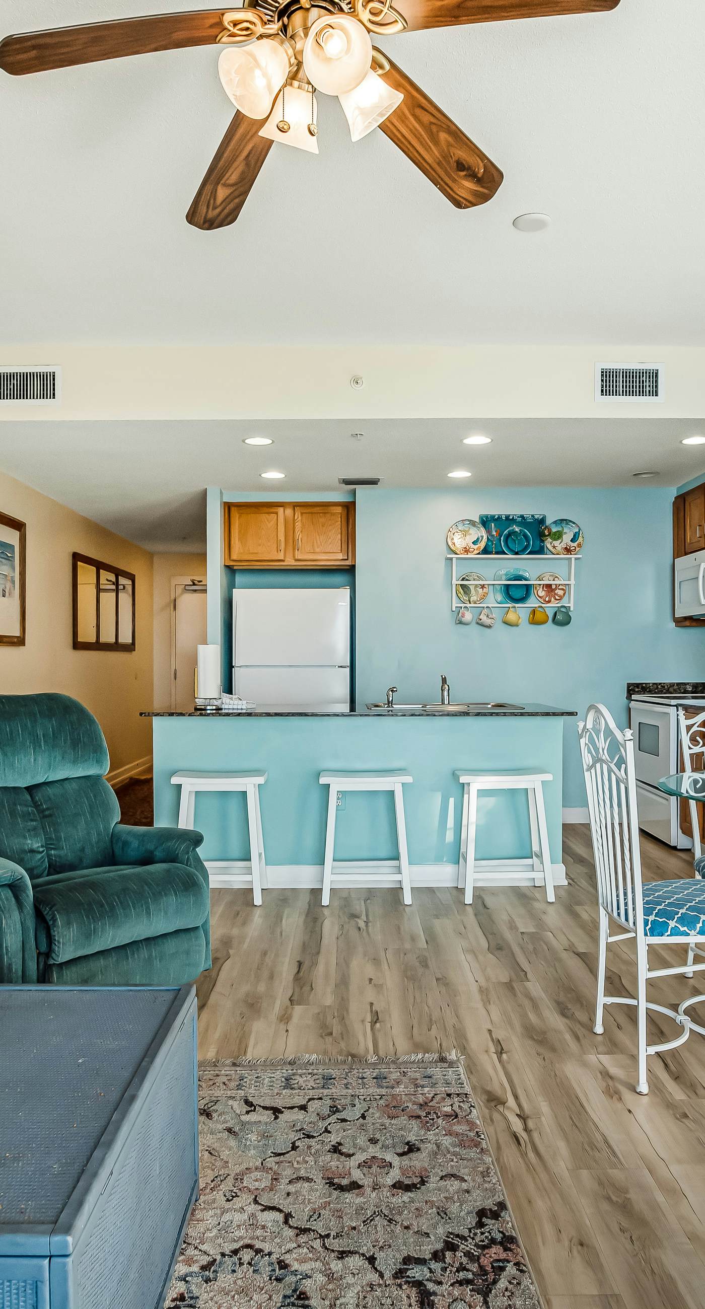 Snow-bird friendly condo with pool & fitness room - walk right out to the sand