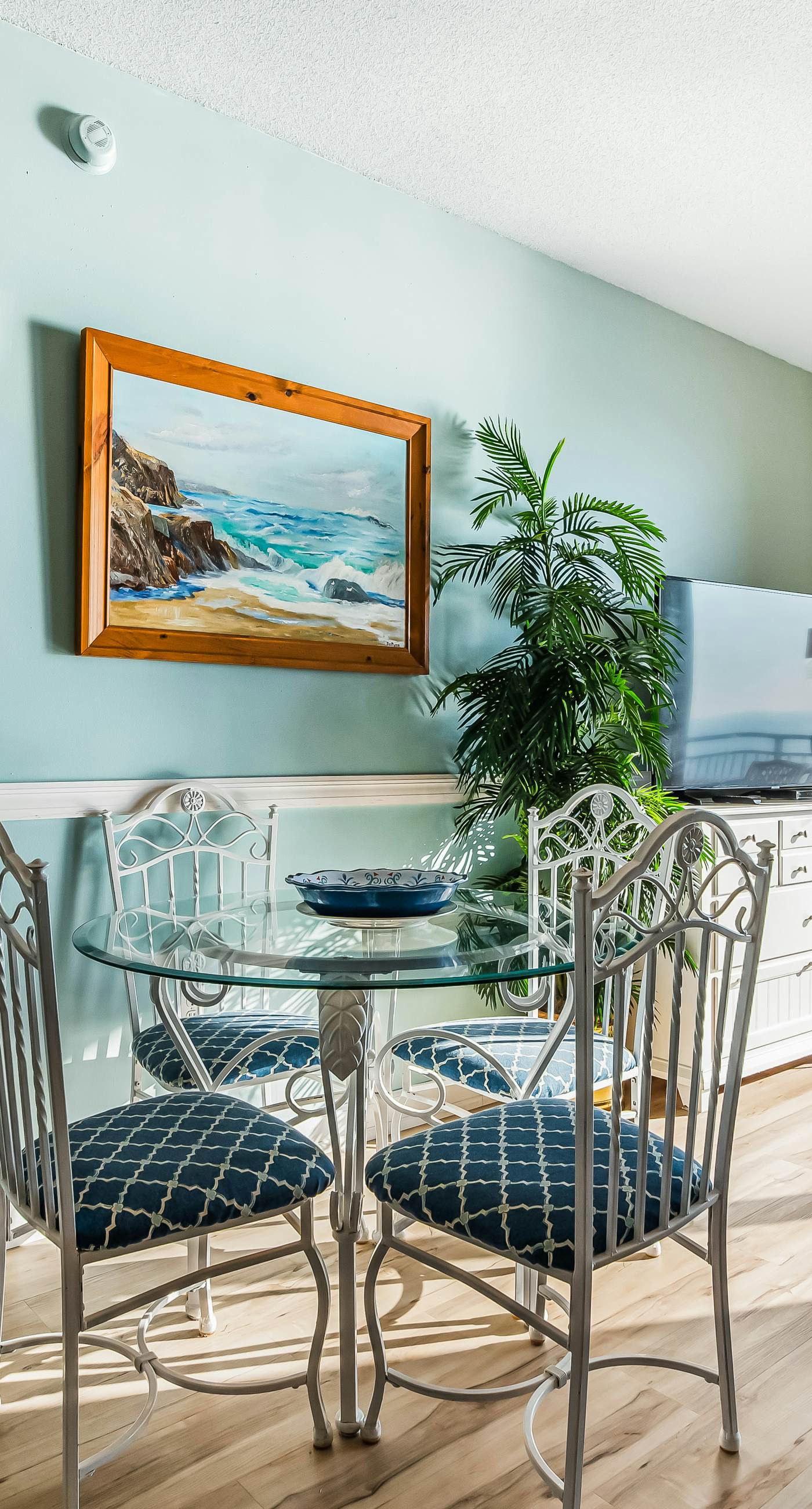 Snow-bird friendly condo with pool & fitness room - walk right out to the sand