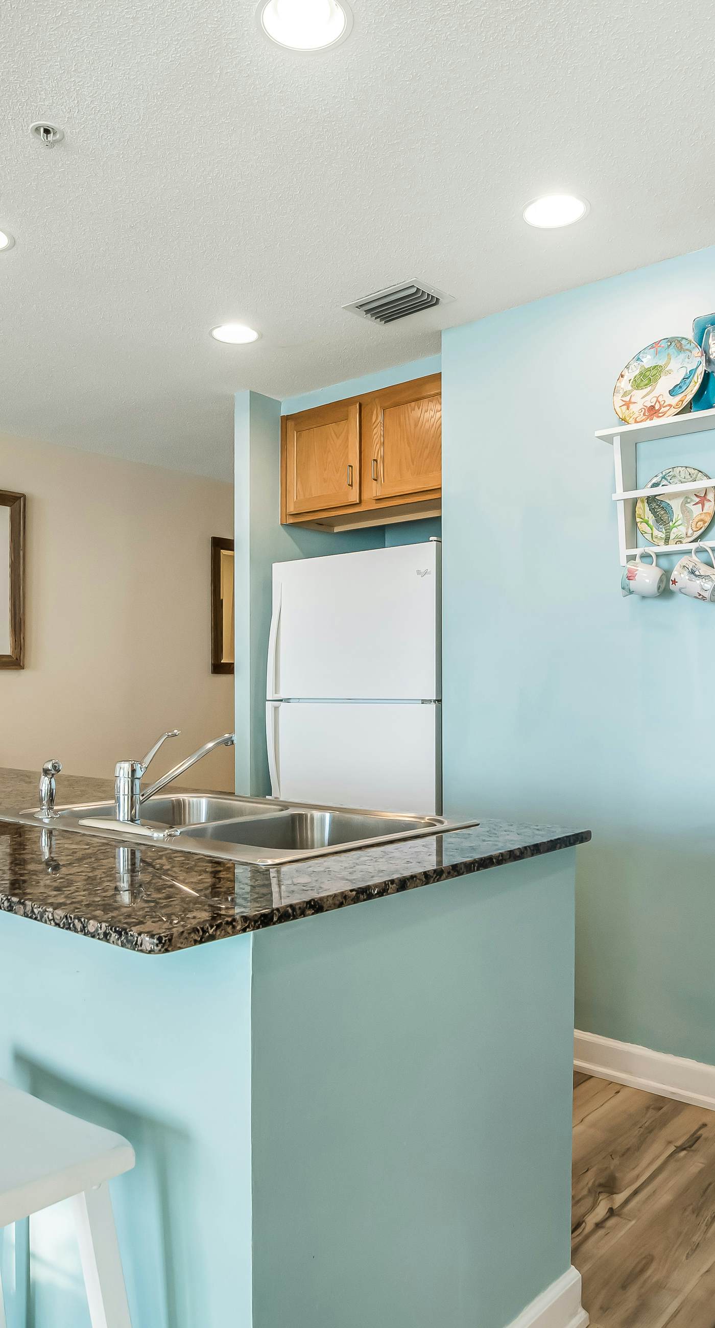 Snow-bird friendly condo with pool & fitness room - walk right out to the sand