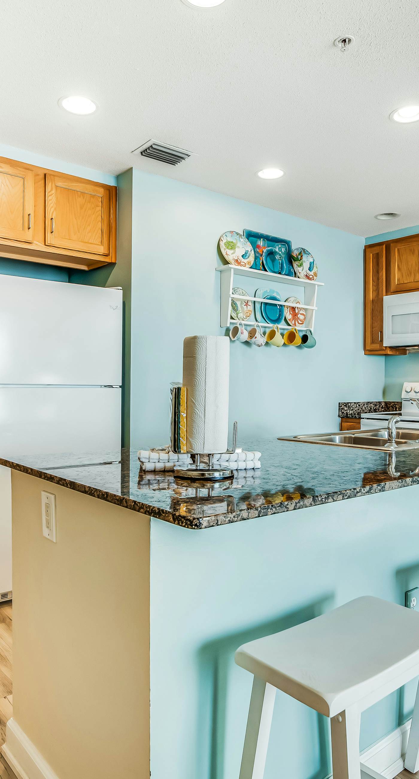 Snow-bird friendly condo with pool & fitness room - walk right out to the sand